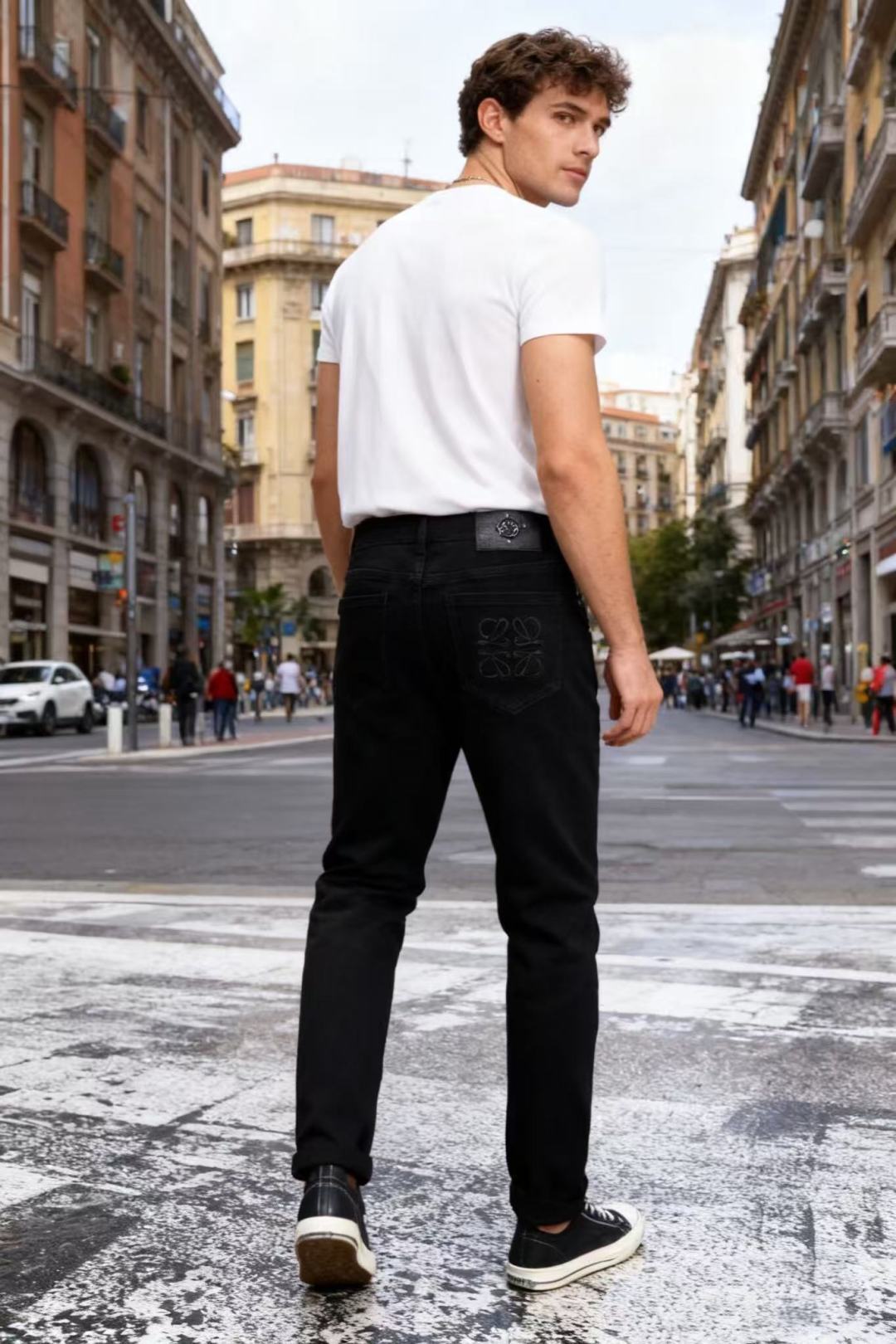 NO:567281,Loewe. 25 new autumn fashionable men’s all-match jeans are made of comfortable washed denim fabric!  Luxury brand’s iconic logo decoration highlights brand identity!  From the style point of view, it has both casual and fashionable feel, suitable for daily outings or light business occasions. It can be matched with the brand's casual tops, sweatshirts, etc. It reflects the brand's pursuit of quality and design in the field of casual clothing, and is the embodiment of combining outdoor functionality with daily fashion sense. Sizes 29-38, shipped the next day!  ,,loewe,hoodie,sweatshirts,jeans,alexander wang19860909罗意威. 25秋季新品时尚男士百搭牛仔裤采用舒适洗水牛仔面料！奢华品牌标志性的徽标装饰,彰显品牌身份！从风格上看,它兼具休闲与时尚感,适合日常出街或轻商务场合,可与品牌的休闲上衣、卫衣等搭配,体现了品牌在休闲服饰领域对品质与设计的追求,是将户外功能性与日常时尚感结合的体现. 尺码29-38,隔天出货！,,loewe,hoodie,sweatshirts,jeans,alexander wang,Men's clothing