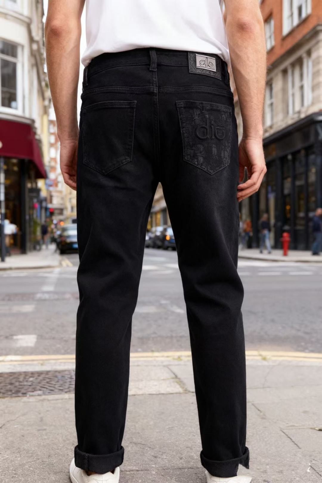 NO:567287,Dior/Christian Di*r. 25 new autumn fashionable men’s all-match jeans are made of comfortable washed denim fabric!  Luxury brand’s iconic logo decoration highlights brand identity!  From the style point of view, it has both casual and fashionable feel, suitable for daily outings or light business occasions. It can be matched with the brand's casual tops, sweatshirts, etc. It reflects the brand's pursuit of quality and design in the field of casual clothing, and is the embodiment of combining outdoor functionality with daily fashion sense. Sizes 29-38, shipped the next day!  ,,dior,hoodie,sweatshirts,jeans,alexander wang19860909迪奥/Christian Di*r. 25秋季新品时尚男士百搭牛仔裤采用舒适洗水牛仔面料！奢华品牌标志性的徽标装饰,彰显品牌身份！从风格上看,它兼具休闲与时尚感,适合日常出街或轻商务场合,可与品牌的休闲上衣、卫衣等搭配,体现了品牌在休闲服饰领域对品质与设计的追求,是将户外功能性与日常时尚感结合的体现. 尺码29-38,隔天出货！,,dior,hoodie,sweatshirts,jeans,alexander wang,Men's clothing