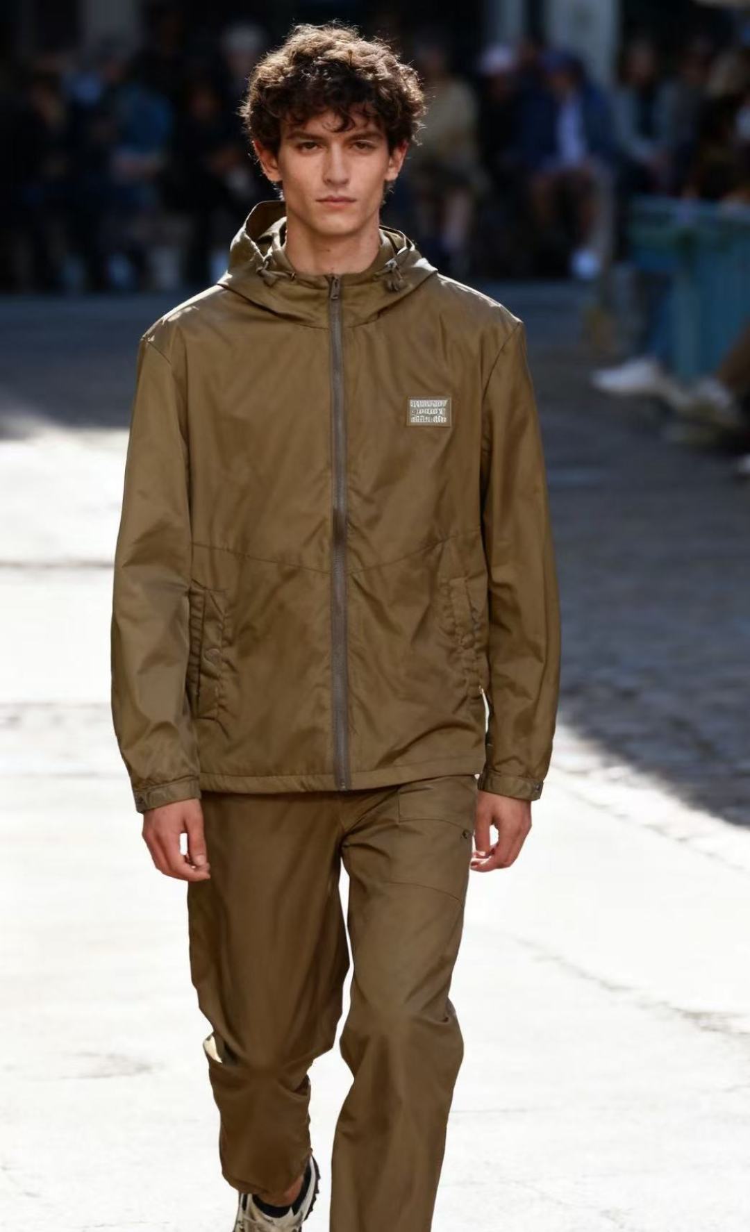 NO:567307,Burberry/Bur*erry. 25 new men’s autumn fashion thin cotton clothing!  The original letter LOGO design of a luxury classic brand is very particular about the details. The most popular version for mature men with good taste. The upper body effect of the version is good-looking and versatile. Products from foreign trade companies, original customized models, urban trendy products, slim tailoring, simple and trendy design, suitable for any combination in life, fashionable models, shipped from domestic first-line factories, counter sizes: 48-56, shipped the next day!  ,,burberry,burberry,alexander wang19860909巴宝丽/Bur*erry. 25新款男士秋季时尚薄棉服！奢华经典品牌原版字母LOGO设计 细节非常讲究 品味轻熟男最爱版型 版型上身效果炒鸡好看百搭 外贸公司货品,原版订制款,都市潮流品,修身剪裁,简约潮流风设计,生活任意搭配,时尚款,国内一线工厂出货专柜尺码:48-56,隔天出货！,,burberry,burberry,alexander wang,Men's clothing