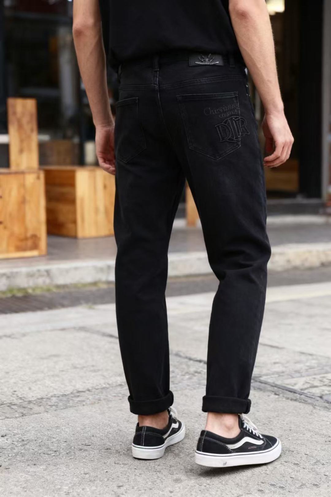 NO:567276,Dior/Christian Di*r. Autumn new original high-end men's dark all-match casual jeans!  Luxurious classic brand LOGO accessories are very comfortable to wear, low-key yet luxurious, and look very classy. Needless to say, the style and cut of the pants. The upper body is exquisite and high-end, made of top-quality materials. The real denim is made of high-end top-quality washed denim fabrics. The quality is outstanding. After heavy washing, the pants are very soft!  Don't be picky, the upper body is absolutely stylish and extremely luxurious. Counter sizes are 29-38, shipped the next day!  ,,dior,jeans,alexander wang19860909迪奥/Christian Di*r. 秋季新款原单高端男士深色百搭休闲牛仔裤！奢华经典品牌LOGO配饰 身穿着非常舒适 低调不失奢华 穿出去非常有档次 裤型款式和裁剪亦无需多言 上身精致跃然高档一等一顶级质料 真正殿堂级的牛仔布选用 高档顶级洗水牛仔面料,品质卓然,经过重水洗使得裤子很柔软！不挑人 上身绝对的有型 极度奢华. 专柜尺码 29-38,隔天出货！,,dior,jeans,alexander wang,Men's clothing