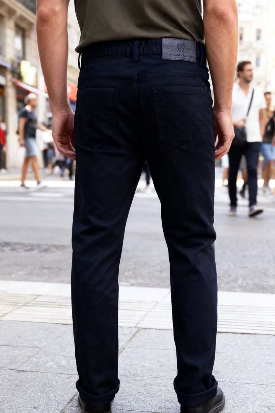 NO:613174,Bc. 2025 new autumn fashionable men’s casual pants!  Made of comfortable European cotton fabric, with luxurious classic brand letter LOGO design, the upper body is casual and comfortable!  No sense of restraint!  The same product from overseas European counters, the upper body is fashionable and sporty, very low-key without losing the luxurious taste!  The stitching is meticulous and strong!  Perfect three-dimensional tailoring, highly recommended to purchase!  Counter sizes: 30-38, no 37!  Ships next day!  ,,alexander wang19860909Bc. 2025秋季新品时尚男士休闲裤！采用舒适欧洲棉面料,奢华经典品牌字母LOGO设计 上身随意舒服！无束缚感！海外欧洲专柜同品,上身时尚运动显时尚,很低调且不失奢华品味！车工缝线细致而强悍！完美立体剪裁,强烈推荐购入货色！专柜尺码:30-38,无37！隔天出货！,,alexander wang,Men's clothing