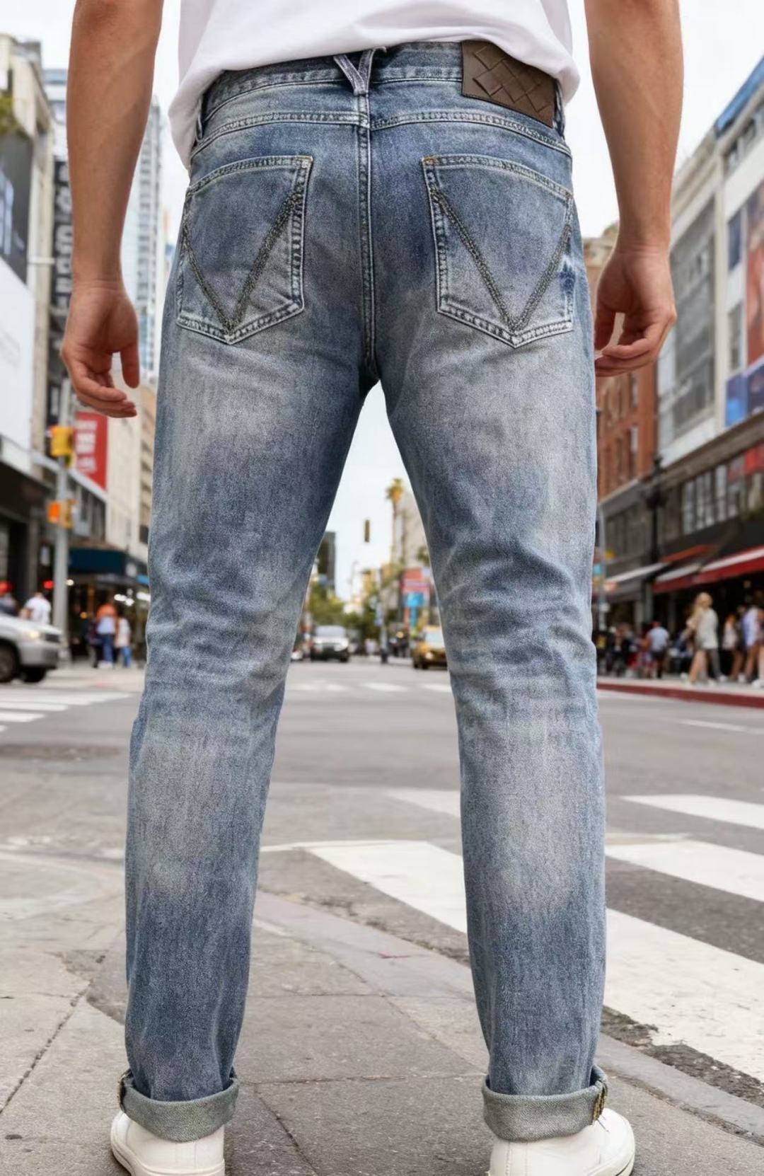 NO:600886,Bottega Veneta.  2025 new autumn fashion men's all-match light blue washed jeans are made of distressed and whitened light blue denim fabric to present a natural retro texture. The back pockets are decorated with the brand's iconic triangular stitching and matched with classic woven leather logos. The version is slim-fitting and has trousers with cuffs.  Without hemming treatment, the material is usually high-quality denim containing cotton and elastic fiber, which not only takes into account the stiffness and wearing comfort, but also combines the casual attributes of denim items with the exquisite craftsmanship of luxury brands. It is the iconic light luxury casual item in the brand's ready-to-wear line that is suitable for daily wear!  Sizes 30-38, 35 available!  Ships next day!  ,,bottega veneta,bottega veneta,jeans,alexander wang19860909葆蝶家/Bottega Veneta. 2025秋季新款时尚男士百搭浅蓝色水洗牛仔裤,采用做旧磨白的浅蓝色牛仔面料呈现自然复古质感,后侧口袋以品牌标志性的三角形缝线装饰并搭配经典编织纹皮质标牌,版型为修身小脚且裤脚做了卷边处理,材质通常选用含棉与弹性纤维的高质感牛仔布,既兼顾挺括度与穿着舒适度,又融合了牛仔单品的休闲属性与奢侈品牌的精致工艺,是品牌成衣线中适配日常穿搭的标志性轻奢休闲类单品！尺码30-38,有35！隔天出货！,,bottega veneta,bottega veneta,jeans,alexander wang,Men's clothing