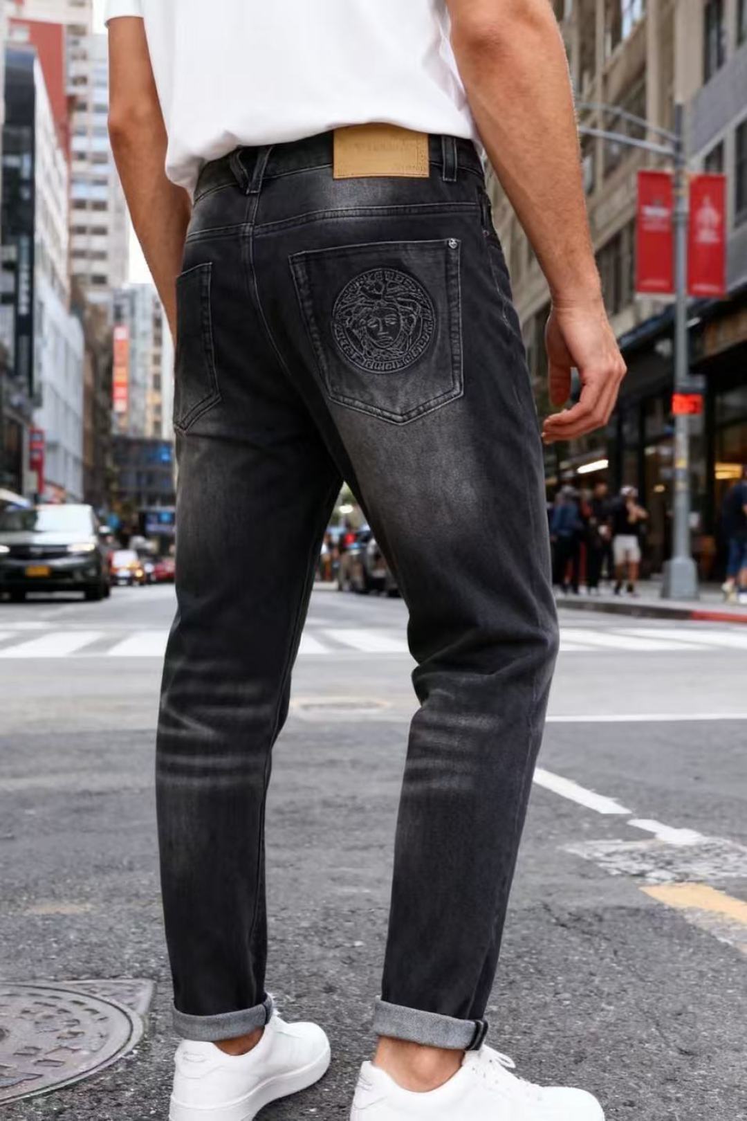 NO:600880,Versa*/Versa*e. New products for fall 2025!  Fashionable men's all-match dark gray washed jeans are made of distressed white denim fabric. They have a slim fit and rolled hems. The back pockets of the pants are decorated with the brand's iconic Medusa head embossed pattern, with exquisite stitching technology. They not only retain the casual texture of the denim items, but also highlight the recognition of the luxury brand through the iconic logo. The style has both daily adaptability and light luxury design!  Sizes 30-38, 35 available!  Ships next day!  ,,versace,versace,jeans,alexander wang19860909范思*/Versa*e. 2025秋季新品！时尚男士百搭深灰色水洗牛仔裤,整体采用做旧磨白的牛仔面料,版型修身且裤脚带有卷边设计；裤子后侧口袋处装饰有品牌标志性的美杜莎头像浮雕图案,搭配精致的缝线工艺,既保留了牛仔单品的休闲质感,又通过标志性标识凸显了奢侈品牌的辨识度,风格兼具日常适配性与轻奢设计感！尺码30-38,有35！隔天出货！,,versace,versace,jeans,alexander wang,Men's clothing