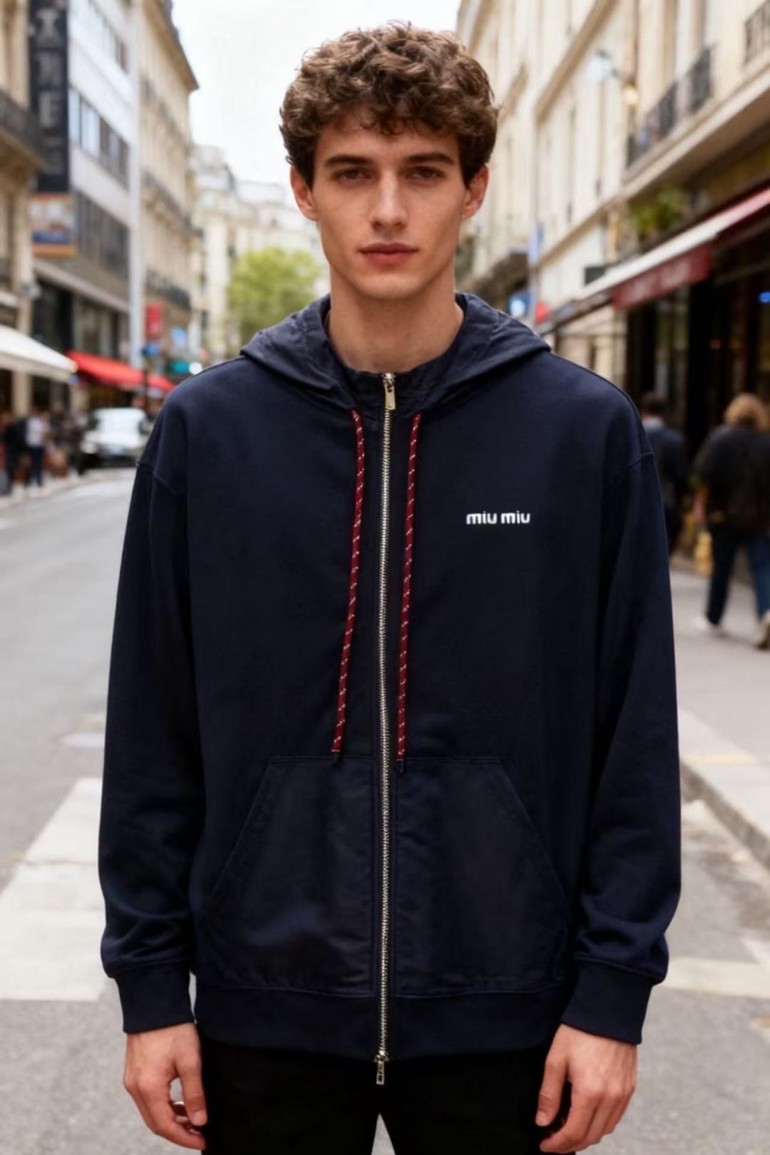 NO:596170,Miu Miu. 2025 autumn new style!  Fashionable and trendy men's hooded zipper cardigan sweatshirt. The main body is dark and the fabric has a soft cotton texture. The overall shape is loose and stretched, with a full zipper closure. The hooded drawstring is embellished with red and white stripes to break the dullness of the solid color. There is a white 'miu' printed on the chest.  'miu' small logo, simple and yet revealing brand recognition, the hem is also spliced with large glossy pockets of the same color, the material contrast makes the details more layered, the cuffs and hem are ribbed, casual and relaxed, but with the sophistication of a light luxury brand!  Available in sizes S-XL, shipped the next day!  ,,miumiu,hoodie,sweatshirts,hats,alexander wang19860909Miu Miu. 2025秋季新款！时尚潮流男士连帽拉链开衫卫衣,主体为深色且面料呈现柔软的棉质质感,整体版型宽松舒展,采用全拉链开合,连帽抽绳点缀着红白条纹打破了纯色的沉闷,胸前印有白色“miu miu”小巧徽标,简约中透出品牌辨识度,下摆还拼接了带光泽感的同色系大口袋,材质对比让细节更有层次,袖口与下摆则是罗纹收口,休闲松弛又带着轻奢品牌的精致感！尺码S-XL,隔天出货！,,miumiu,hoodie,sweatshirts,hats,alexander wang,Men's clothing