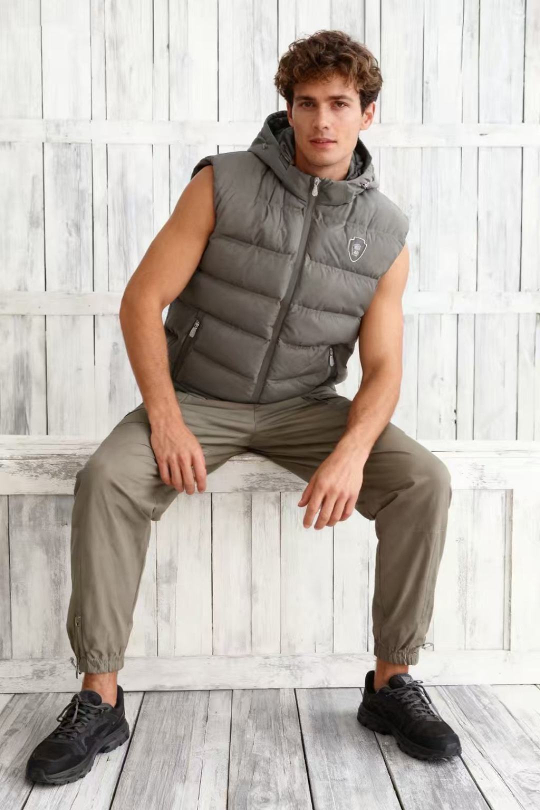 NO:596182,BC. 2025 new fashionable autumn and winter men's hooded down vest!  The interior is fully filled with 90% new national standard duck down, which has good warmth retention and is suitable as a layered item in autumn and winter. It can be paired with shirts, sweaters, etc. to create layered wear, which is both practical and fashionable. It reflects the brand's fine craftsmanship in classic clothing items and is a classic choice to show the wearer's taste and style!  All three standards are complete!  Sizes 48-56, shipped next day!  ,,hoodie,sweatshirts,shirts,down jacket,hats,alexander wang19860909BC. 2025秋冬新款时尚男士连帽羽绒马甲！内里采用90新国标鸭绒填充饱满,具有良好的保暖性,适合秋冬季节作为叠穿单品,可搭配衬衫、卫衣等打造层次穿搭,兼具实用性与时尚感.体现了品牌在经典服饰单品上的精细工艺,是展现穿着者品味与格调的经典选择！三标齐全！ 尺码48-56,隔天出货！,,hoodie,sweatshirts,shirts,down jacket,hats,alexander wang,Men's clothing