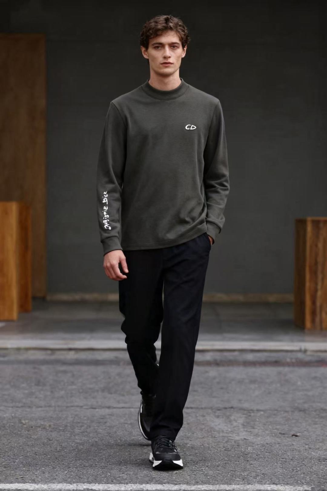 NO:596167,Christian D*or. 2025 new autumn and winter men's long-sleeved sweatshirt with classic round neck design!  Made of comfortable and warm fabric!  The upper body is versatile and has a luxurious customized logo pattern on the chest. The design style combines street style with high-end sense. It is suitable for daily casual wear and reflects the brand's integration of urban fashion based on outdoor genes. Sizes 48-56, shipped the next day!  ,,dior,hoodie,sweatshirts,alexander wang19860909迪奥/Christian D*or. 2025秋冬新款男士长袖卫衣经典圆领设计！采用舒适保暖面料！上身百搭胸前奢华定制Logo图案,设计风格街头感与高级感兼具,适合日常休闲穿搭,体现了品牌在户外基因基础上对都市时尚的融合. 尺码48-56,隔天出货！,,dior,hoodie,sweatshirts,alexander wang,Men's clothing