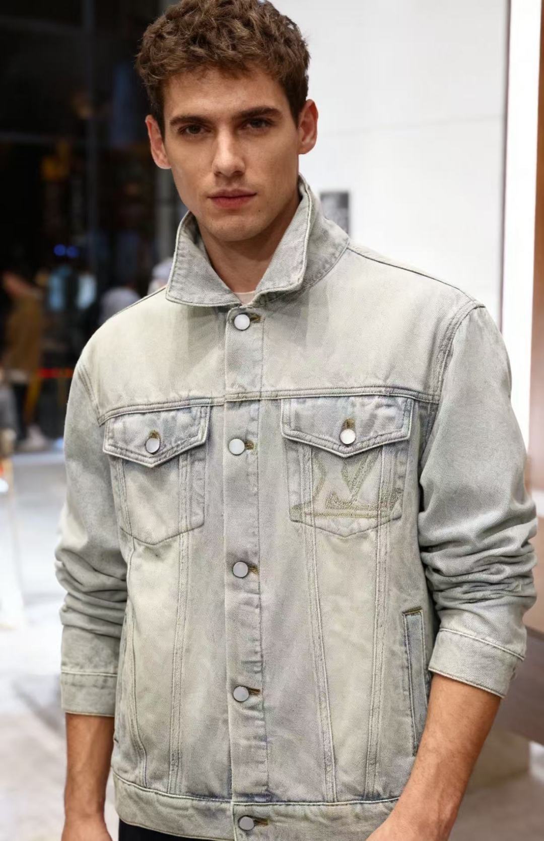 NO:596180,Louis Vuit*/LV. 2025 new autumn and winter fashionable light gray washed distressed denim jacket for men and women, with classic lapel and single-breasted design, neat and casual style; the body is equipped with double chest patch pockets with metal snap buttons and hem pockets, classic brand LOGO design denim stitching technology is clear, the overall presentation is soft retro texture, suitable for daily light and trendy wear!  Sizes 46/48/50/52, shipped next day!  ,,louis vuitton,louis vuitton,jackets & coats,alexander wang19860909路易威*/LV. 2025秋冬新款时尚男女同款浅灰水洗做旧款牛仔夹克,采用经典翻领与单排扣设计,版型利落休闲；衣身配备带金属按扣的胸前双贴袋及下摆插袋,经典品牌LOGO设计牛仔缝线工艺清晰,整体呈现柔和复古质感,适配日常轻潮穿搭！尺码46/48/50/52,隔天出货！,,louis vuitton,louis vuitton,jackets & coats,alexander wang,Men's clothing