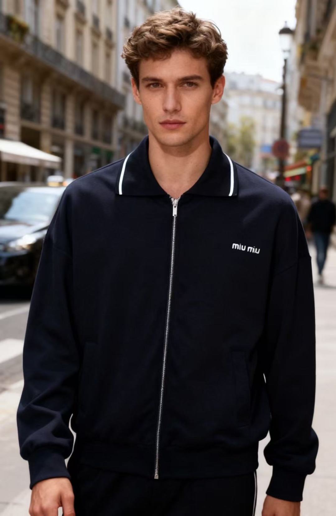 NO:596174,Miu Miu. New products for fall 2025!  Fashionable men's trendy and versatile lapel zipper jacket. It has a loose fit. The collar is decorated with white thin edges. The brand's original letter LOGO on the chest is paired with front side pockets and ribbed edge design. The style is simple and exquisite, with a casual feel and light luxury texture. It is suitable for daily commuting or light fashion wear scenarios!  Available in sizes S-XL, shipped the next day!  ,,miumiu,jackets & coats,alexander wang19860909Miu Miu. 2025秋季新品！时尚男士潮流百搭翻领拉链外套,采用宽松版型,领口饰有白色细边装饰,胸前品牌原版字母LOGO搭配前侧插袋与罗纹收边设计,风格简约精致,兼具休闲感与轻奢质感,适配日常通勤或轻时尚穿搭场景！尺码S-XL,隔天出货！,,miumiu,jackets & coats,alexander wang,Men's clothing