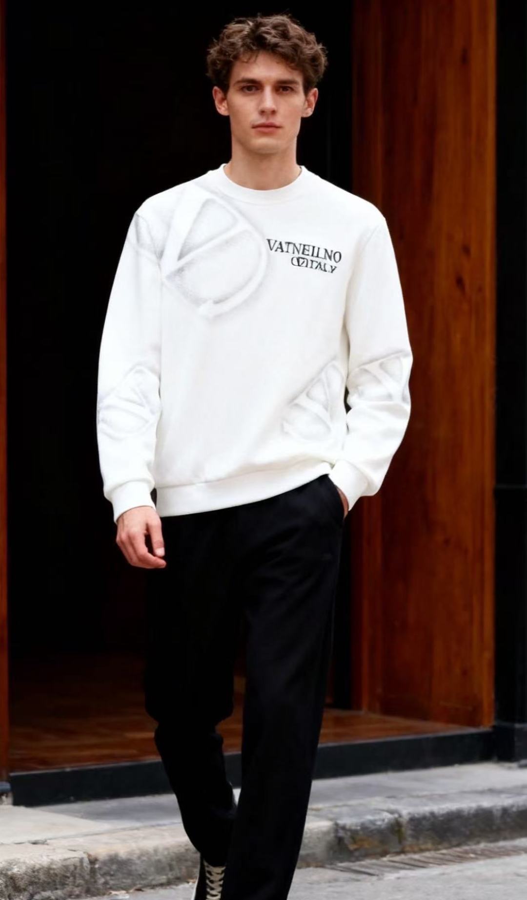 NO:596598,Valentino. New styles for fall!  Fashionable men's round neck sweatshirt is made of comfortable and warm fabrics, with a simple and elegant round neck design and a luxury brand's customized letter LOGO design on the chest!  The overall presentation is a men's casual sweatshirt style that combines fashion and texture, suitable for creating light luxury casual or urban fashion wear. A must-have item for trendy men!  Sizes 48-56, shipped next day!  ,,valentino,hoodie,sweatshirts,alexander wang19860909华伦天奴. 秋季新款！时尚男士圆领卫衣采用舒适保暖面料,圆领设计简约大方,胸前奢华品牌定制字母LOGO设计！整体呈现出兼具时尚与质感的男士休闲卫衣样式,适合打造轻奢休闲或都市时尚穿搭.潮男必备单品！ 尺码48-56,隔天出货！,,valentino,hoodie,sweatshirts,alexander wang,Men's clothing