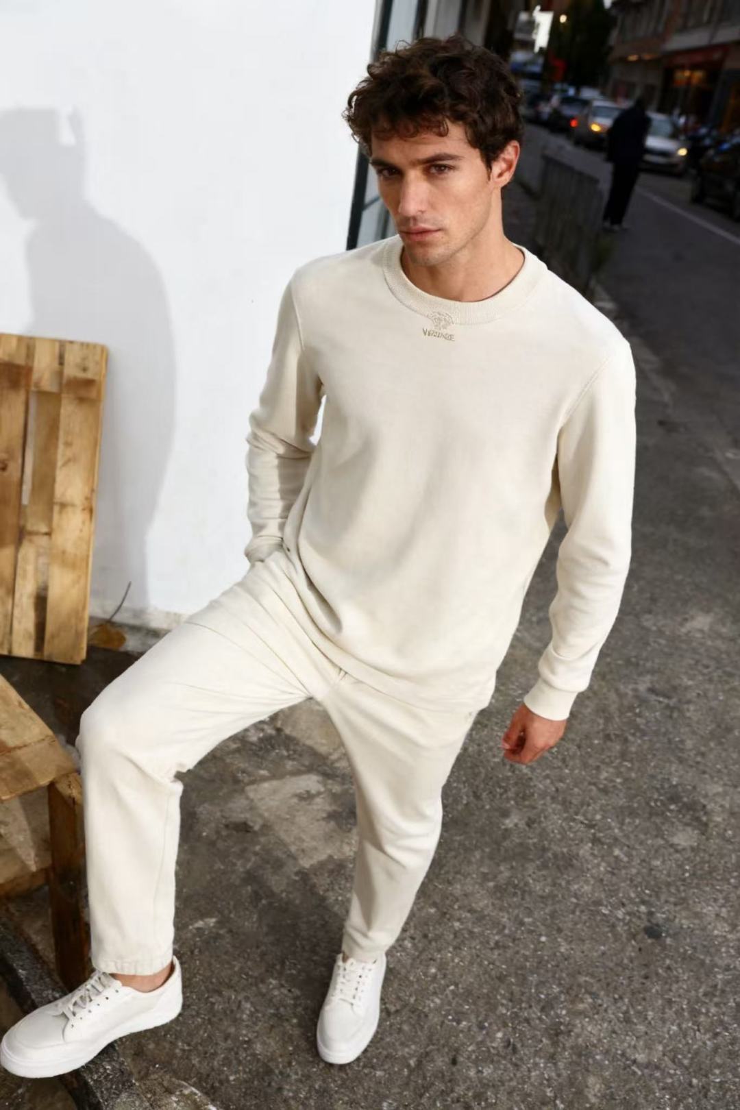 NO:596596,Vers*ce. Autumn new fashion men's round neck sweatshirt luxury classic brand Medusa LOGO design!  It will definitely stand the test of time!  !  Made of high-end comfortable and warm fabrics, ultra-comfortable fabrics, very classy and a must buy for those who know the goods!  The upper body effect is great!  Counter sizes M-3XL, shipped the next day!  ,,versace,versace,hoodie,sweatshirts,alexander wang19860909范思泽/Vers*ce. 秋季新品时尚男士圆领卫衣奢华经典品牌美杜莎LOGO设计！绝对经得起时间的考验！！采用高档舒适保暖面料,超舒适面料,非常显档次懂货的必须入！上身效果非常赞！专柜尺码M-3XL,隔天出货！,,versace,versace,hoodie,sweatshirts,alexander wang,Men's clothing