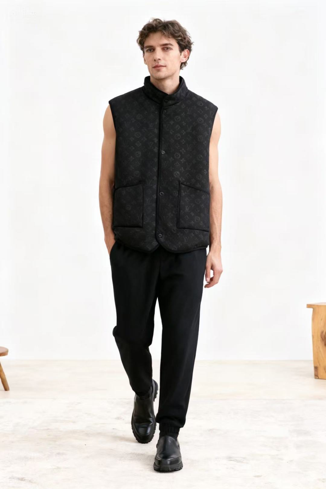 NO:596589,Louis Vuit*/LV.  Autumn's new fashionable men's reversible vest shows two completely different styles to meet various dressing needs. It is luxuriously printed with the classic brand's iconic pattern, and the pattern is exquisite and recognizable. The stand-up collar design is neat and stylish, the front placket is closed with buttons, and there are patch pockets on both sides. The overall style is luxurious and retro-textured, and the details are full of exquisite craftsmanship. The other side is made of dark black fabric with dark plaid patterns, which makes the style  The style is relatively low-key and restrained. It also has a stand-up collar design, the front is closed with metal snaps, and the side invisible pockets are simple and practical, showing a calm and capable business casual style. The overall tailoring is well-fitted, and the double-sided material has good texture. Whether you are pursuing a bold printing style or prefer a low-key and simple dark pattern design, you can easily wear it by turning it over. It is a piece that combines fashion and practicality.  Sizes 48-56, shipped next day!  ,,louis vuitton,louis vuitton,alexander wang19860909路易威*/LV. 秋季新款时尚男士双面可穿马甲,展现出两种截然不同的风格,满足多样穿搭需求奢华满印经典的品牌标志性花纹,图案精致且富有辨识度.立领设计利落有型,前襟以纽扣闭合,两侧设有贴袋,整体风格奢华且具复古质感,细节处尽显精致工艺.另外一面选用深黑色带有格纹暗纹的面料,风格相对低调内敛.同样是立领设计,前襟为金属按扣闭合,侧边隐形口袋设计简约实用,呈现出沉稳干练的商务休闲风格整体剪裁合体,双面材质均具良好的质感,无论是追求个性张扬的印花风格,还是偏爱低调简约的暗纹设计,都能通过翻面穿搭轻松实现,是一件兼具时尚感与实用性的单品. 尺码48-56,隔天出货！,,louis vuitton,louis vuitton,alexander wang,Men's clothing