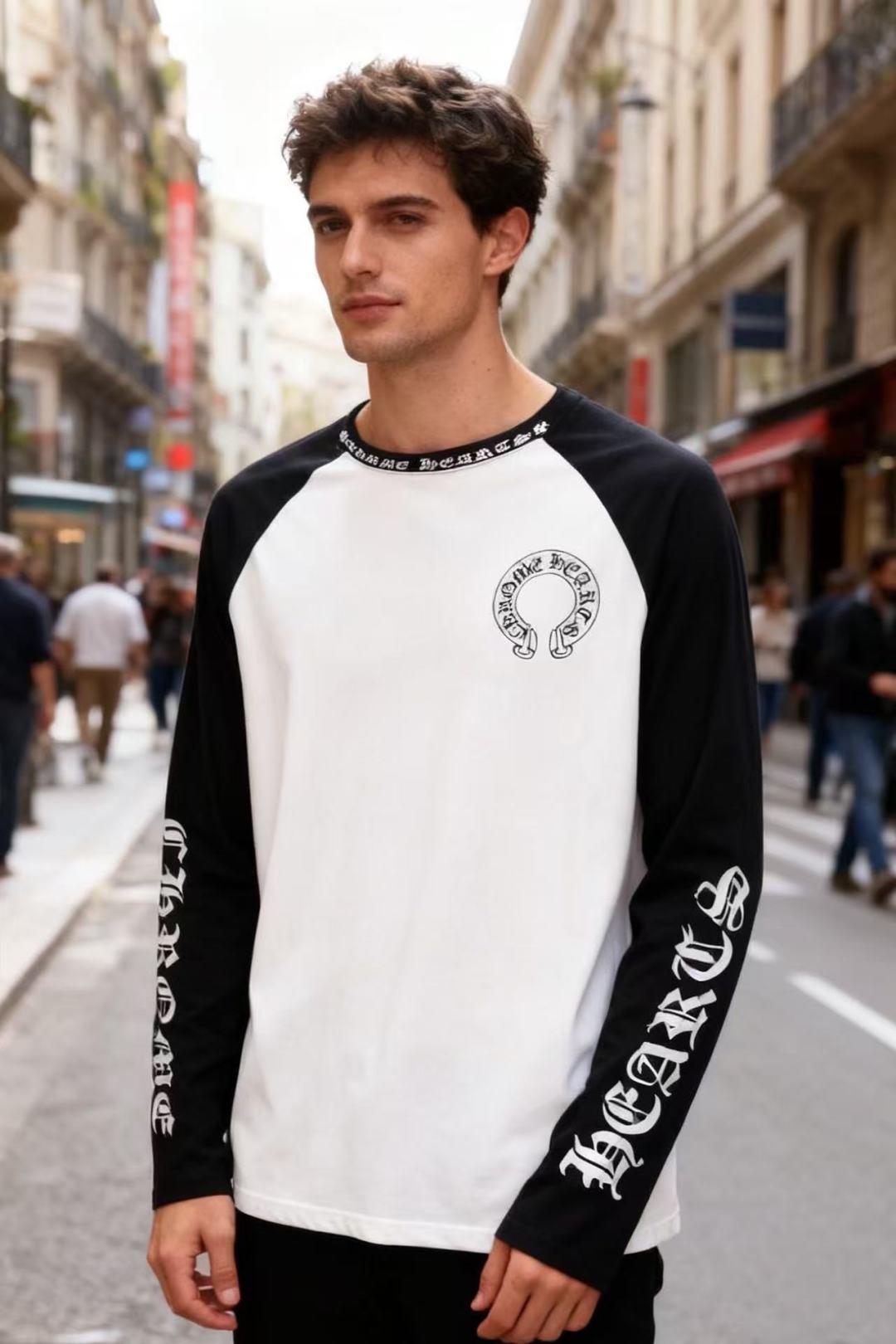 NO:596627,Crow Heart New arrivals for fall!  Classic fashion brand black and white color-blocked raglan long-sleeved T-shirt. The main body is white with black raglan sleeves. It is made of comfortable cotton fabric that is soft and skin-friendly and has a certain thickness. The neckline is decorated with the brand's iconic Sanskrit print, the chest is printed with a circular horseshoe-shaped logo pattern, and the arms are vertically arranged with the same Sanskrit letter print. The overall design combines Gothic aesthetics and street fashion. The version is loose and comfortable, and it is practical for both inner layering and outer wear. It is a versatile top suitable for spring and autumn!  Available in sizes S-XL, shipped the next day!  ,,chrome hearts,tees,t-shirt,alexander wang19860909克罗心 秋季新品！经典潮牌黑白拼色插肩长袖T恤,主体为白色衣身搭配黑色插肩袖,采用舒适棉面料质感柔软亲肤且具备一定厚度.领口处饰有品牌标志性的梵文印花装饰,胸前印有圆形马蹄形logo图案,双臂则纵向排布同款梵文字母印花,整体设计融合了哥特式美学与街头潮流感,版型宽松舒适,兼具内搭打底与外穿的实用性,是适合春秋季的百搭款上衣！尺码S-XL,隔天出货！,,chrome hearts,tees，t-shirt,alexander wang,Men's clothing