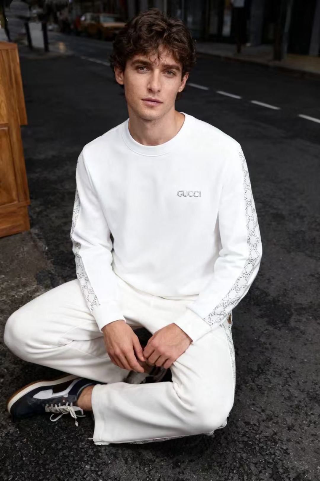 NO:598657,Gucci/Gucci. 2025 autumn new style!  Fashionable men's round neck sweatshirt G Home is a famous Italian luxury brand, famous for its high-end design, exquisite craftsmanship and unique brand logo (double G pattern, etc.)!  The luxury brand embroidered logo on the chest, and the brand's classic double G pattern decoration on the sleeves. The overall design is simple yet brand-recognizable. It is a single item in the brand's casual clothing series and is often used by fashion enthusiasts as a daily wear or to highlight the brand's taste. Sizes 48-56, shipped the next day!  ,,gucci,gucci,gucci,hoodie,sweatshirts,alexander wang19860909Gucci/古驰. 2025秋季新款！时尚男士圆领卫衣G家是意大利著名的奢侈品牌,以其高端的设计、精湛的工艺和独特的品牌标识（双G图案等）闻名于世！胸前奢华品牌刺绣标识,袖子上有品牌经典的双G花纹装饰,整体设计简约又不失品牌辨识度,属于该品牌休闲服饰系列中的单品,常被时尚爱好者作为日常穿搭或彰显品牌品味的选择. 尺码48-56,隔天出货！,,gucci,gucci,gucci,hoodie,sweatshirts,alexander wang,Men's clothing