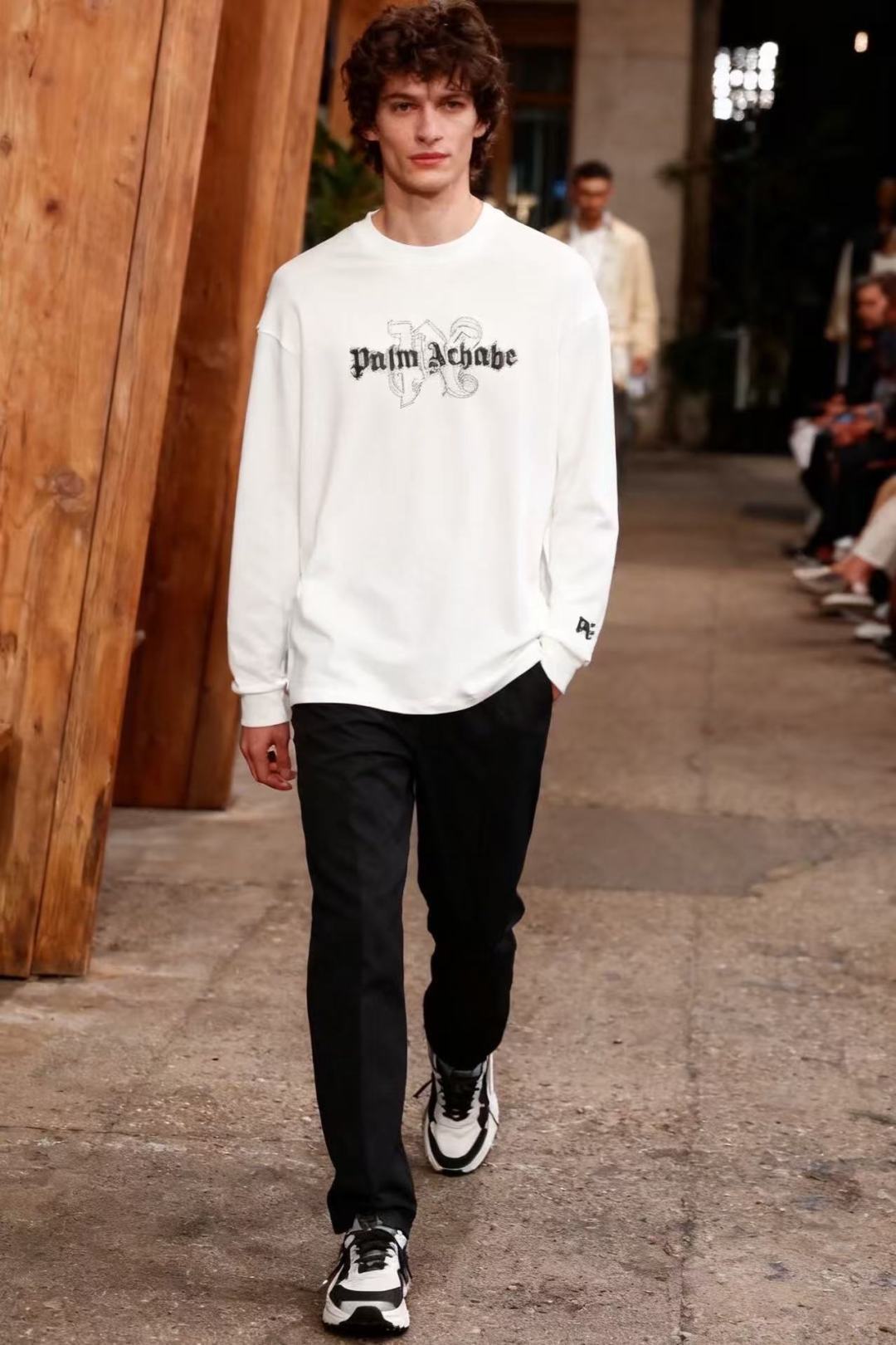 NO:598660,Monc*er. 2025 new fall men’s pullover sweatshirt!  Luxurious classic customized LOGO is matched with high-end top-grade fabrics, which are very comfortable and warm. It can be anti-static and feels comfortable and smooth. The details are full of high-end. The shape is super crisp and stylish. It is a versatile item for street sports. The upper body is low-key yet luxurious. The must-have for fashionable men, the counter size is 48-56, shipped the next day!  ,,Moncler,hoodie,sweatshirts,alexander wang19860909蒙口/Monc*er. 2025秋季新品男士套头卫衣！奢华经典定制LOGO搭配采用高档顶级面料,舒适保暖极佳 可防静电手感舒适顺滑 ,细节之处尽显高级,版型超赞挺括有型 ,街头运动百搭单品,上身低调而不失奢华,潮男必备款专柜尺码48-56,隔天出货！,,Moncler,hoodie,sweatshirts,alexander wang,Men's clothing