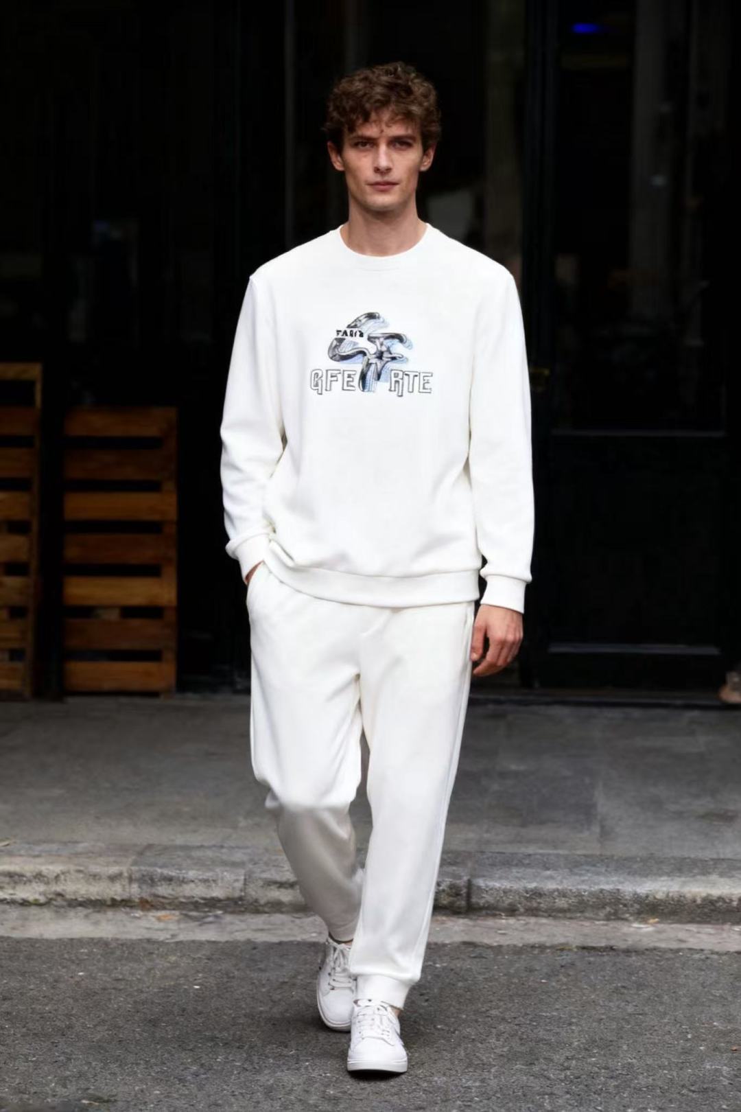 NO:598663,Zeni*/Ze*na. 2025 new autumn and winter men's long-sleeved sweatshirts with classic round neck design!  Made of comfortable and warm fabric!  The upper body is versatile and has a luxurious customized logo pattern on the chest. The design style combines street style with high-end sense. It is suitable for daily casual wear and reflects the brand's integration of urban fashion based on outdoor genes. Sizes 48-56, shipped the next day!  ,,zegna,hoodie,sweatshirts,alexander wang19860909杰尼*/Ze*na. 2025秋冬新款男士长袖卫衣经典圆领设计！采用舒适保暖面料！上身百搭胸前奢华定制Logo图案,设计风格街头感与高级感兼具,适合日常休闲穿搭,体现了品牌在户外基因基础上对都市时尚的融合. 尺码48-56,隔天出货！,,zegna,hoodie,sweatshirts,alexander wang,Men's clothing