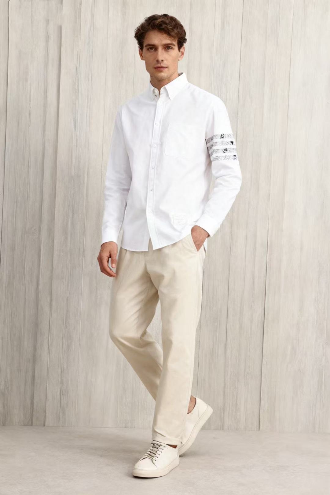 NO:598640,Tom Brown/TB. The 2025 new autumn men's long-sleeved shirt adopts a classic lapel design and a regular arrangement of buttons on the placket. The luxurious classic brand element design adds a sense of design. There is a pocket on the left chest of the shirt. The overall style is simple but without losing details. It is suitable for daily commuting, leisure and other scenes. It can be paired with suit pants to create a formal feel, or it can be paired with jeans for a casual style!  A must-have for fall!  Sizes 48-56, shipped next day!  ,,thom browne,jeans,shirts,business suit,alexander wang19860909汤姆布朗/TB. 2025秋季新款男士长袖衬衫采用经典翻领设计,衣襟处有规整的纽扣排列.奢华经典品牌元素设计增添了设计感.衬衫左胸位置设有一个口袋,整体风格简约又不失细节,适合日常通勤、休闲等多种场景,可搭配西装裤打造正式感,也可搭配牛仔裤呈现休闲风格！秋季必备单品！ 尺码48-56,隔天出货！,,thom browne,jeans,shirts,business suit,alexander wang,Men's clothing