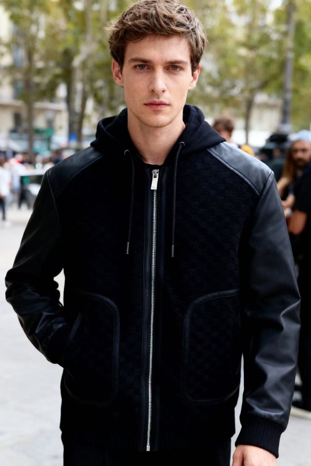 NO:598654,Louis Vuit*/Lv. 2025 autumn and winter men’s new hooded patchwork down jacket!  Designed with leather and knitted fabrics, the main tone is black, giving it a cool feel. The hood has a drawstring, zipper opening and closing, and large pockets on both sides are both practical and design-friendly. The combination of leather sleeves and knitted body combines toughness and casual style. Luxurious fashion craft styles, orders from foreign trade companies, produced by domestic first-line OEMs, customized high-density fabrics, luxurious classic designs, fashion essentials!  Highly recommended to buy!  Counter sizes 48-56, shipped the next day!  ,,louis vuitton,louis vuitton,down jacket,hats,alexander wang19860909路易威*/Lv. 2025秋冬男士新品连帽拼接羽绒服！采用皮革与针织面料拼接设计,黑色主调尽显酷感.连帽带抽绳,拉链开合,两侧大口袋兼具实用性与设计感,皮革袖身与针织衣身的组合,融合了硬朗与休闲风格.奢华时尚工艺款式,外贸公司订单,国内一线代工厂出品,订制高密度面料,奢华经典设计,时尚必备单品！强烈推荐购入！专柜尺码48-56,隔天出货！,,louis vuitton,louis vuitton,down jacket,hats,alexander wang,Men's clothing