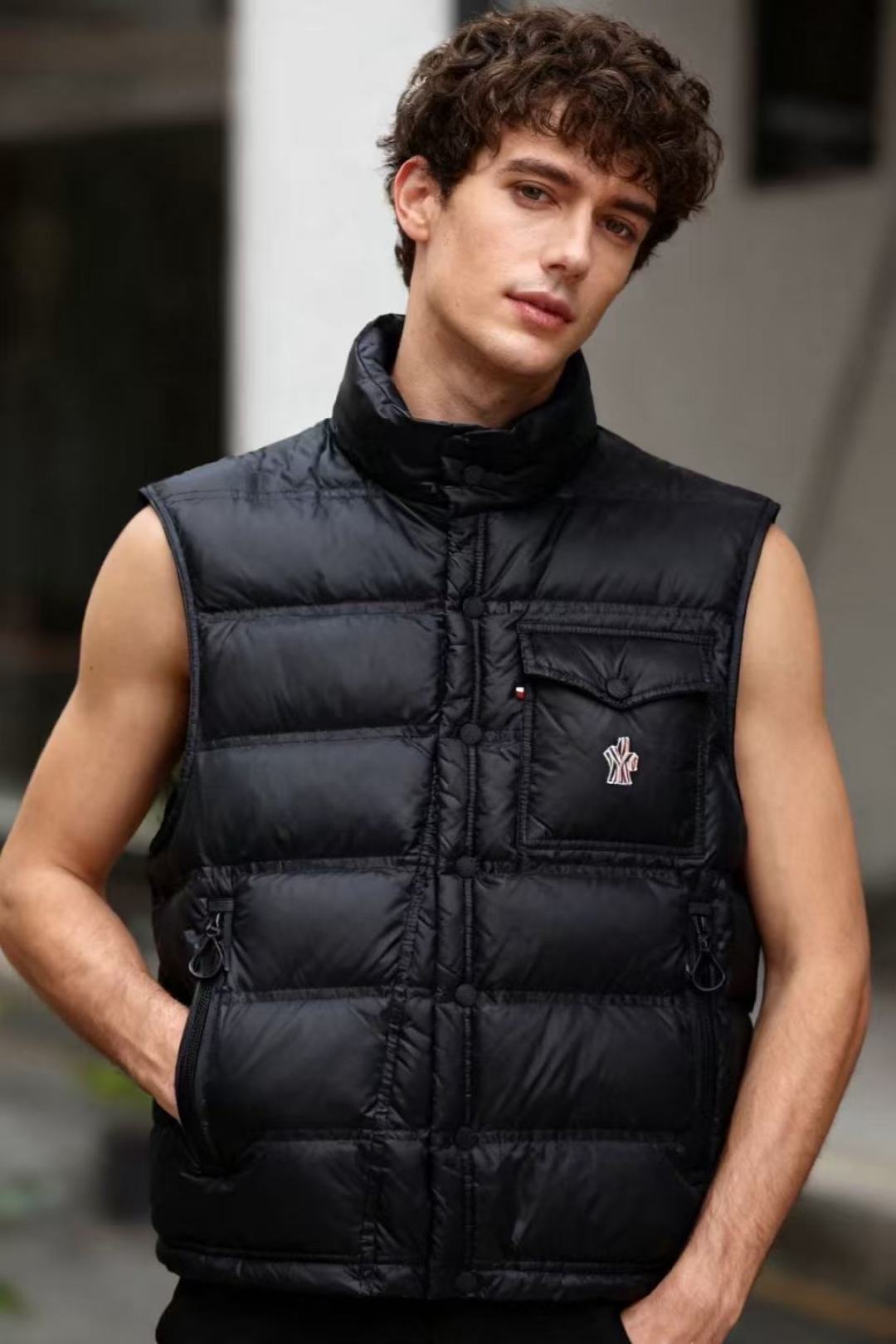 NO:598649,Mouth/Mo*cler. 2025 new autumn and winter men's down vest!  The classic stand-up collar wind-resistant design is comfortable, warm and classy. The luxurious classic brand logo on the chest perfectly outlines the modern and fashionable aesthetics and visual aesthetic layering. The down filling is excellent, giving a more luxurious atmosphere, and the thermal insulation effect is unquestionable. It is filled with European standard 90 white duck down, which is super warm, handsome and not bloated. It is a winter cold-proof artifact. It will be released simultaneously through the pipe network, which will definitely make you stunning throughout autumn and winter!  Counter sizes 48-56, shipped the next day!  ,,Moncler,down jacket,alexander wang19860909蒙口/Mo*cler. 2025秋冬新款男士羽绒马甲！经典立领抗风设计舒适保暖,档次十足,胸前奢华经典品牌logo完美勾勒出现代又时尚美学以及视觉审美方面的层次感,充绒量更是极佳,更显奢华气息,保暖效果更是毋庸置疑.填充欧标90白鸭绒,超级保暖,又帅气还不臃肿,属于冬季御寒神器,管网同步发售,绝对能让你惊艳一整个秋冬！专柜尺码48-56,隔天出货！,,Moncler,down jacket,alexander wang,Men's clothing