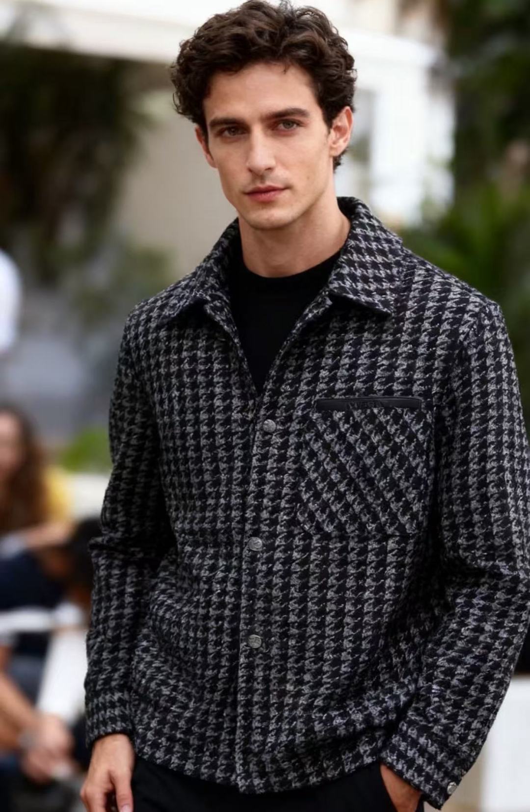 NO:599968,Dior. 2025 autumn and winter new style!  The fashionable men's lapel down jacket is filled with 90 white duck down and has a fluffy texture with a matte texture. The blended wool fiber gives the garment the warmth of autumn and winter without sacrificing a lightweight drape. The classic lapel is paired with a single row of silver buttons, the front patch pockets have neat lines, and the plaid pattern is intertwined with fine black and white lines, retaining the retro accent without looking dull!  A must-have artifact for autumn and winter!  Sizes 48-56, shipped next day!  ,,dior,down jacket,alexander wang19860909迪奥. 2025秋冬新款！时尚男士翻领羽绒服内里采用90白鸭绒填充肌理蓬松且自带哑光质感,羊毛纤维的混纺让衣身既有秋冬的暖度,又不失轻量的垂坠感.经典翻领搭配单排银色纽扣,前襟的贴袋线条利落,格纹图案以细密的黑白线条交织,既保留复古腔调,又不显沉闷！秋冬必备神器！尺码48-56,隔天出货！,,dior,down jacket,alexander wang,Men's clothing