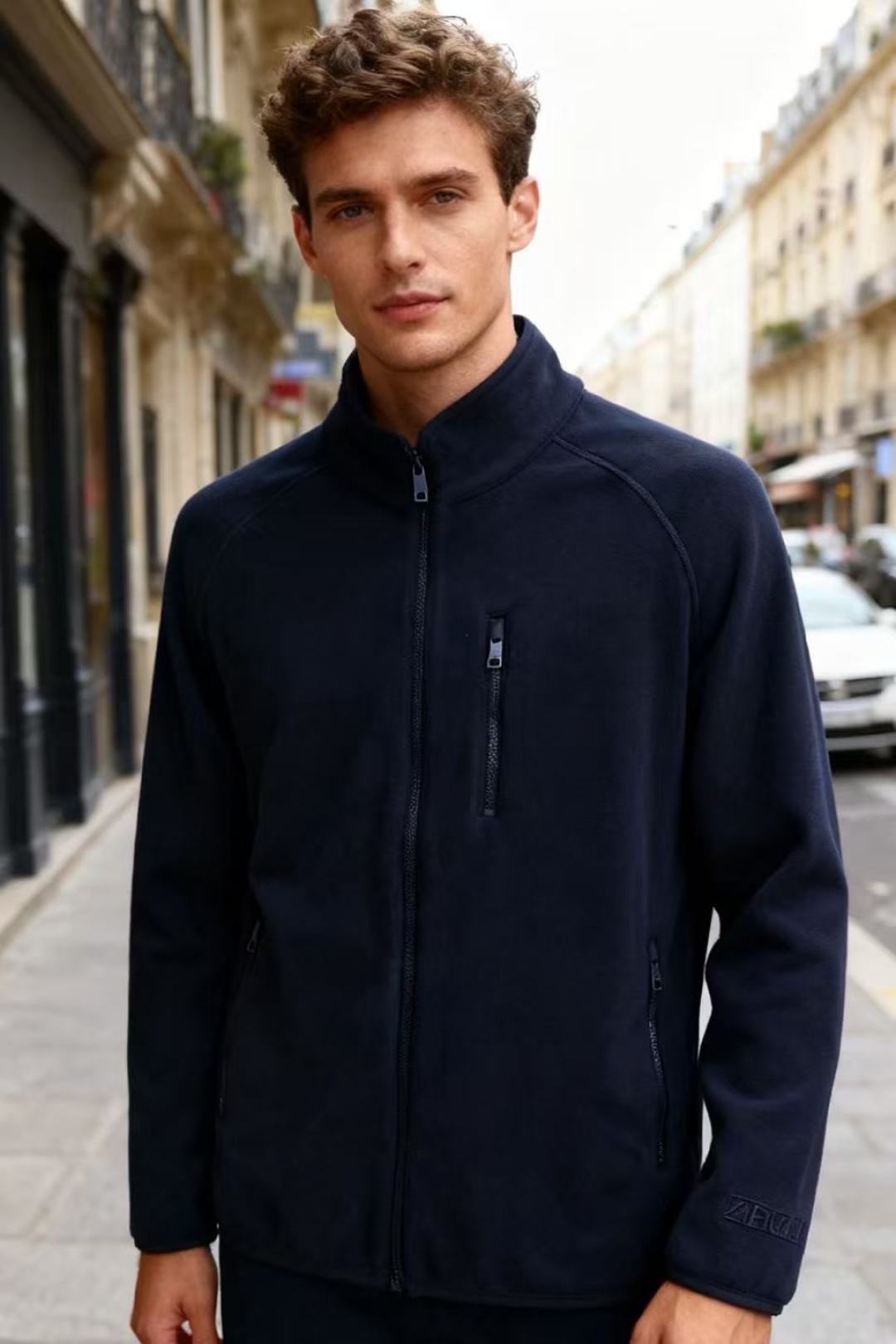 NO:599964,ZE*NA/Je*A. 2025 new autumn and winter men's jacket!  Classic stand-up collar zipper design, warm and stylish, business casual slip-shoulder casual jacket!  Classic stand-up collar style, embellished with zipper pockets, combined with classic webbing details on the back, simple and practical style, all hardware accessories are ordered, zipper placket, zipper pockets on both sides, shoulder sleeves combined with fitted tailoring. The fabric is made of customer-supplied polar fleece, high density, comfortable upper body, warm, soft to the touch, high density, good stiffness, simple yet bright, a must-have item for autumn and winter!  Counter sizes 48-56, shipped the next day!  ,,jackets & coats,jackets & coats,alexander wang19860909ZE*NA/杰*亚. 2025秋冬新品男士夹克！经典立领拉链设计保暖有型 商务休闲溜肩休闲外套！经典立领款式 拉链口袋的点缀 结合 背部经典织带的细节 简约实穿的款式 五金辅料全品相订单, 拉链门襟 两侧拉链插袋 溜肩袖结合合体的剪裁 面料采用客供摇粒绒 密度高 上身舒适 保暖 手感柔软 密度高有很好的挺括感 简约而不失亮点的一款,秋冬必备单品！专柜尺码48-56,隔天出货！,,jackets & coats,jackets & coats,alexander wang,Men's clothing