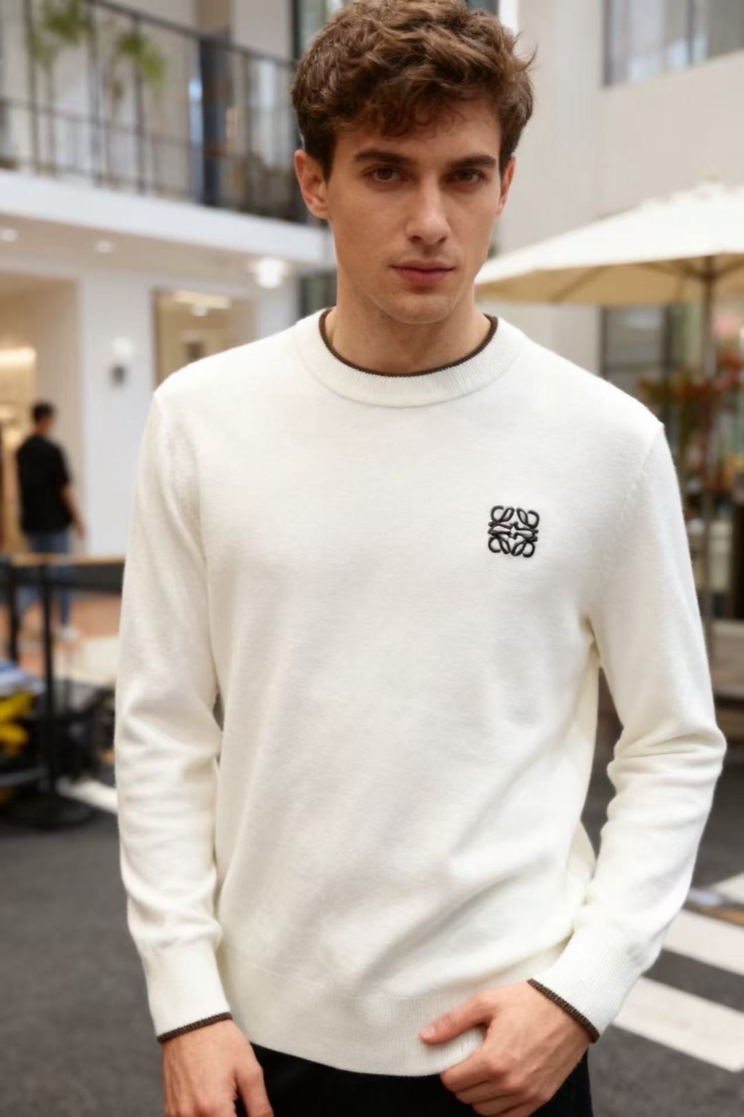 NO:598643,Loewe. 2025 new autumn men's long-sleeved cardigan is exclusively presented!  The luxury brand LOGO is paired with a sweater that is super versatile and in line with the aesthetic tone. The most basic style has a minimalist and low-key luxury style. In the fashion industry, the simpler the item, the easier it is to show a high-end fashion sense. The customer-supplied wool blended fabric is soft and comfortable to the touch, and has excellent skin-friendliness. It is a very fashionable style for reducing age, a must-have item!  Sizes 48-56, shipped next day!  ,,loewe,sweaters,alexander wang19860909罗意威. 2025秋季新品男士长袖羊毛衫独家呈现！奢华品牌LOGO搭配超级百搭极符合美学基调的一款毛衣,最基础的款式以极简低调的奢华风格,在时尚界越简单的单品,越极易彰显出高级时髦感,客供羊毛混纺面料触感柔软舒适,亲肤性极佳,极具减龄时髦款式,必入单品！尺码48-56,隔天出货！,,loewe,sweaters,alexander wang,Men's clothing