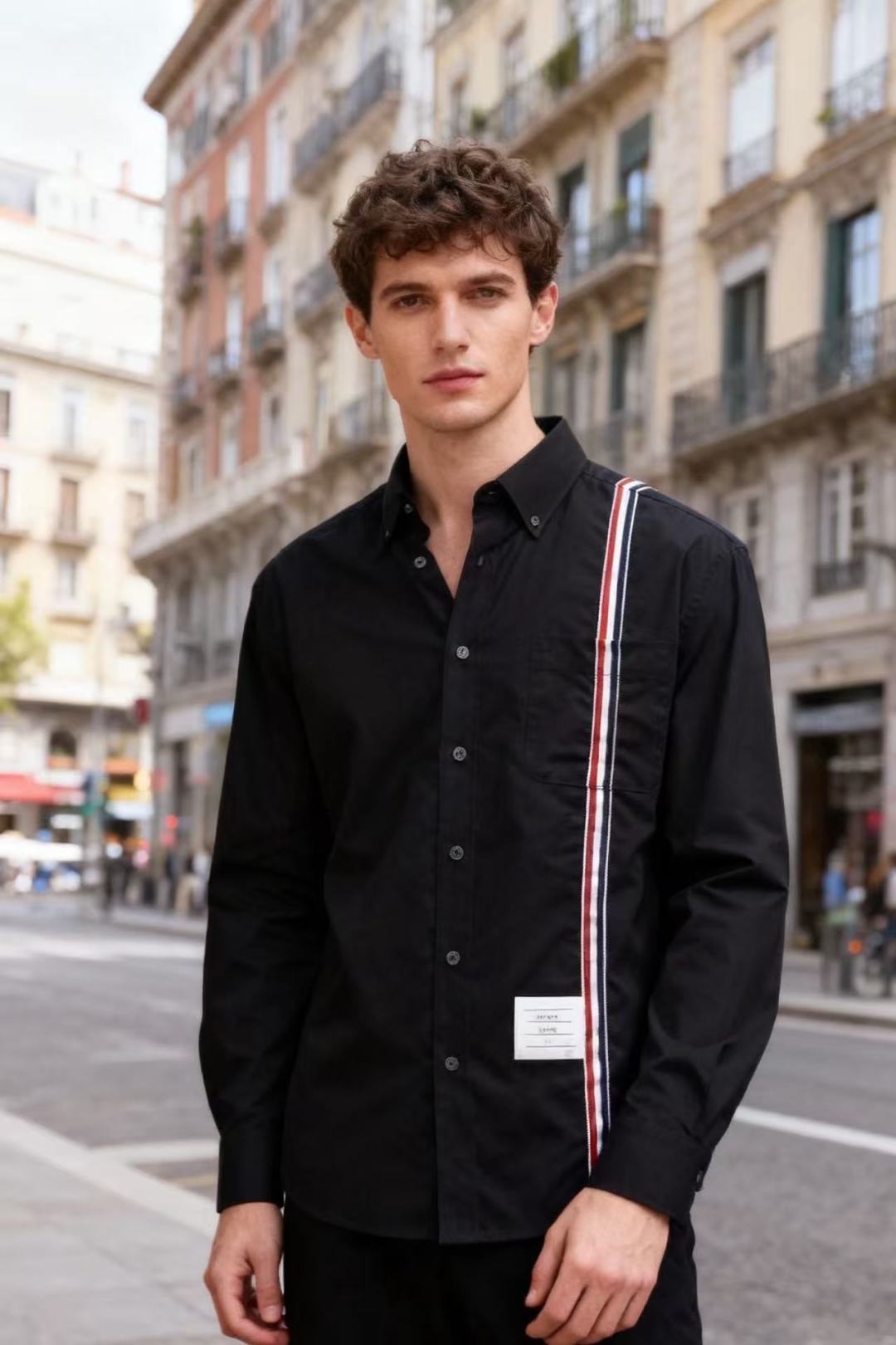 NO:598659,Tom Brown/Tb. 2025 new autumn fashion men's black long-sleeved shirt, basic version with lapel and button placket, the right side of the body is decorated with the brand's red, white and blue vertical stripe elements, which not only retains the formal feel of the shirt, but also adds trend recognition through the iconic stripes. The style is between casual and light business, suitable for various occasions!  A must-have item for trendy men!  Sizes 48-56, shipped next day!  ,,thom browne,shirts,alexander wang19860909汤姆布朗/Tb. 2025秋季新款时尚男士黑色长袖衬衫,基础款版型搭配翻领与纽扣门襟,右侧衣身装饰有品牌红白蓝三色竖条纹元素,既保留了衬衫的正式感,又通过标志性条纹增添了潮流辨识度,风格介于休闲与轻商务之间,适配多种场合穿搭！潮男必备单品！尺码48-56,隔天出货！,,thom browne,shirts,alexander wang,Men's clothing