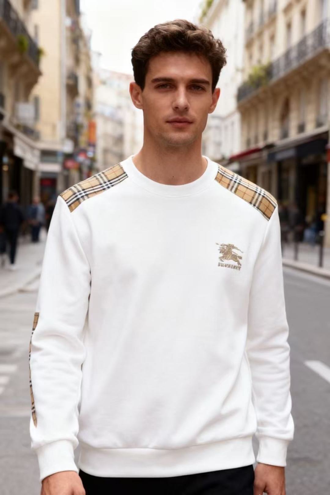 NO:598668,Burber*y/Burberry. 2025 new autumn fashion men's round-neck sweatshirt, made of comfortable and warm fabrics, with the brand's iconic brown and yellow plaid elements on the shoulders and outside of the arms, and the brand's war horse LOGO on the chest!  The overall design is simple without losing brand recognition, and the style is classic and versatile!  Sizes 48-56, shipped next day!  ,,burberry,burberry,hoodie,sweatshirts,alexander wang19860909Burber*y/巴宝丽. 2025秋季新款时尚男士圆领卫衣,采用舒适保暖面料肩部及双臂外侧拼接了品牌标志性的棕黄格纹元素,胸前品牌战马LOGO搭配！整体设计简约又不失品牌辨识度,风格经典百搭！尺码48-56,隔天出货！,,burberry,burberry,hoodie,sweatshirts,alexander wang,Men's clothing