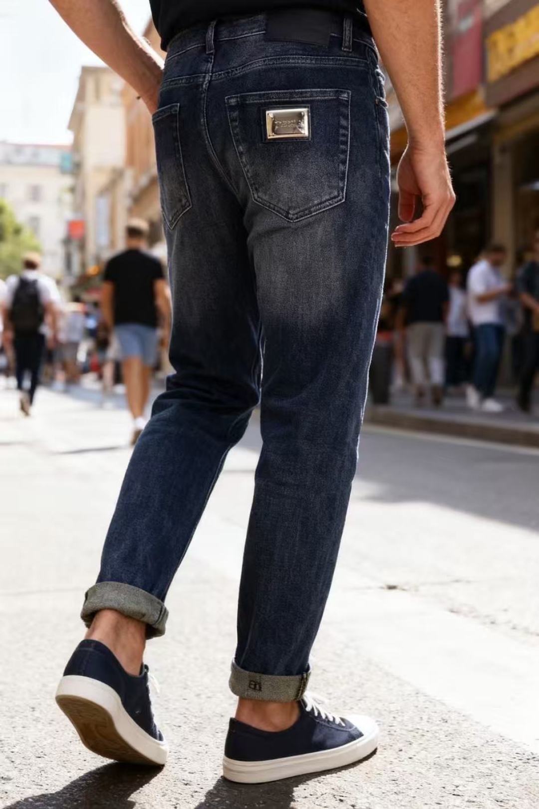 NO:598661,Dolce & Gabbana. 2025 new autumn original high-end men’s jeans!  Luxurious and classic brand letter LOGO accessories. Very comfortable to wear. Low-key yet luxurious. Very classy to wear. Needless to say the style and tailoring of the pants. The upper body is exquisite and high-end, made of top-quality materials. The real denim is made of high-end top-quality washed denim fabrics. The quality is outstanding. After heavy washing, the pants are very soft!  Don't be picky, the upper body is absolutely stylish and extremely luxurious. The counter sizes are 29-38, no 35/37!  Ships next day!  ,,Dolce&Gabbana,jeans,alexander wang19860909杜嘉班纳. 2025秋季新品原单高端男士牛仔裤！奢华经典品牌字母LOGO配饰 身穿着非常舒适 低调不失奢华 穿出去非常有档次 裤型款式和裁剪亦无需多言 上身精致跃然高档一等一顶级质料 真正殿堂级的牛仔布选用 高档顶级洗水牛仔面料,品质卓然,经过重水洗使得裤子很柔软！不挑人 上身绝对的有型 极度奢华. 专柜尺码29-38,无35/37！隔天出货！,,Dolce&Gabbana,jeans,alexander wang,Men's clothing