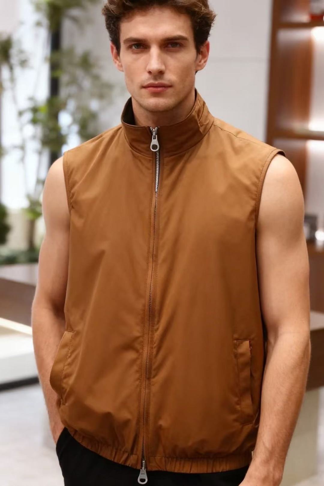 NO:599957,LP. 2025 new fall men’s reversible vest!  Men's business casual vest is simple and fashionable without losing details. Every detail is exquisite and stylish. The three-dimensional silhouette makes the upper body look super energetic!  Standard version!  The fabric is made of soft and delicate custom-made fabrics. The upper body is comfortable against the skin, stiff and stylish, and is suitable for both business and leisure! Counter sizes 48-58, shipped the next day!  ,,loro piana,alexander wang19860909LP. 2025秋季男士新品双面可穿马甲！男士商务休闲马甲简约时尚又不失细节感一款,每一处细节都精致有型 立体廓型感,上身超显精神！标准的版型！面料采用柔软细腻定制面料 上身亲肤舒适,挺括有型,商务休闲都能很好驾驭的一款! 专柜尺码48-58,隔天出货！,,loro piana,alexander wang,Men's clothing