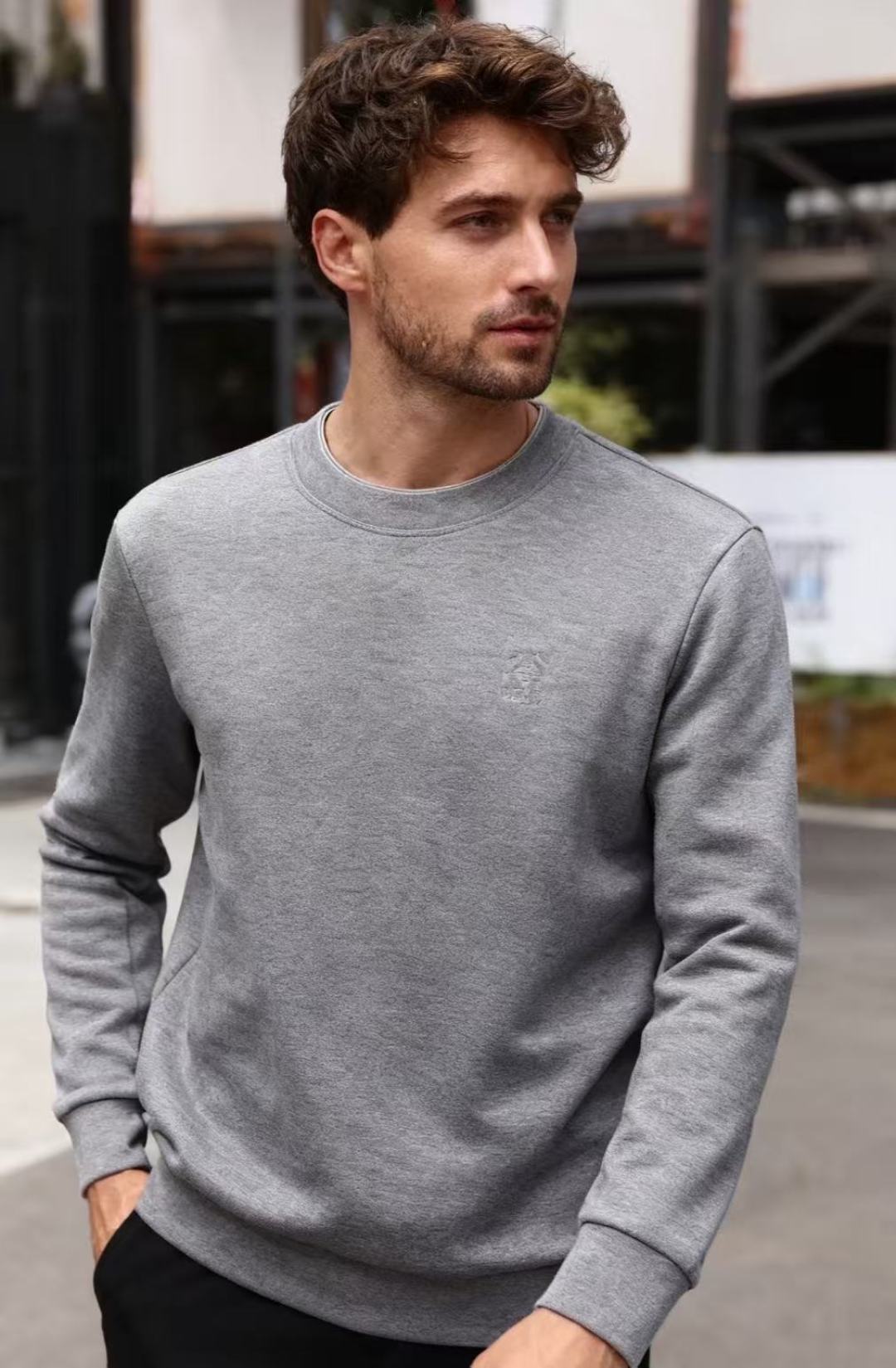 NO:600901,BC. 2025 new autumn and winter men's long-sleeved sweatshirts with classic round neck design!  Made of comfortable and warm fabric!  The versatile upper body has a luxurious brand's exquisite embroidered logo pattern on the chest. The design style combines street style with high-end sense. It is suitable for daily casual wear and reflects the brand's integration of urban fashion based on outdoor genes. Sizes 48-56, shipped the next day!  ,,hoodie,sweatshirts,alexander wang19860909BC. 2025秋冬新款男士长袖卫衣经典圆领设计！采用舒适保暖面料！上身百搭胸前奢华品牌精致绣花Logo图案,设计风格街头感与高级感兼具,适合日常休闲穿搭,体现了品牌在户外基因基础上对都市时尚的融合.尺码48-56,隔天出货！,,hoodie,sweatshirts,alexander wang,Men's clothing