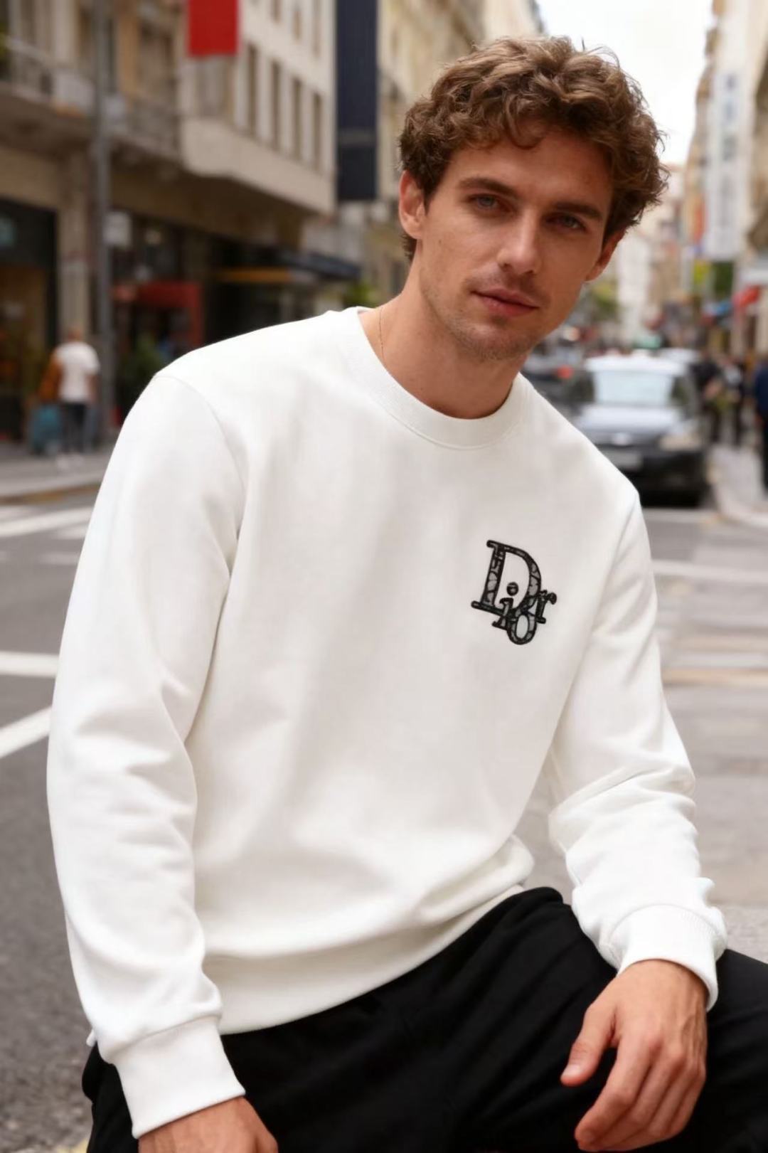 NO:600905,Di*r/Dior. 2025 new autumn fashion men’s versatile round neck sweatshirt, made of comfortable and warm fabrics!  The chest is decorated with the brand's iconic 'CD' logo (with classic pattern elements filled inside). The overall design of the brand's original letter LOGO is simple and advanced. It not only retains the daily practicality of the basic model, but also highlights the light luxury texture through the brand logo. The style is suitable for wearing in many scenes!  Sizes 48-56, shipped next day!  ,,dior,hoodie,sweatshirts,alexander wang19860909Di*r/迪奥. 2025秋季新品时尚男士百搭圆领卫衣,采用舒适保暖面料！胸前装饰着品牌标志性的“CD”标识（内部填充经典图案元素）品牌原版字母LOGO整体设计简约高级,既保留了基础款的日常实穿性,又通过品牌标识凸显了轻奢质感,风格适配多场景穿搭！尺码48-56,隔天出货！,,dior,hoodie,sweatshirts,alexander wang,Men's clothing