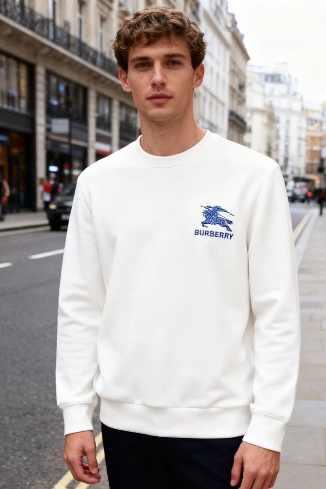 NO:600909,BURBERRY/Burberry. 2025 new autumn and winter fashion men's blue knight embroidered round neck sweatshirt has a classic round neck design with the brand's war horse LOGO on the chest!  The style is simple and classic. It is made of comfortable and warm cotton fabric, which is soft and comfortable to the touch. It has both warmth and stiffness. It is suitable for both inner wear and outer wear. It is a versatile item for daily wear!  Sizes 48-56, shipped next day!  ,,burberry,burberry,hoodie,sweatshirts,alexander wang19860909BURBERRY/巴宝丽. 2025秋冬新款时尚男士蓝色骑士刺绣圆领卫衣领口是经典的圆领设计,胸前品牌战马LOGO搭配！风格简约而经典.采用舒适保暖棉面料,触感柔软舒适,兼具保暖性与挺括感,无论是内搭还是外穿都很合适,是日常穿搭的百搭单品！尺码48-56,隔天出货！,,burberry,burberry,hoodie,sweatshirts,alexander wang,Men's clothing