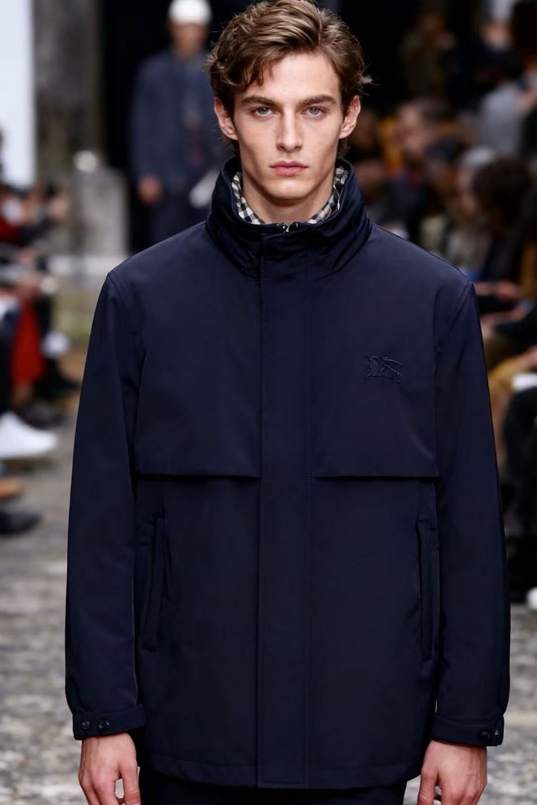 NO:600875,Burberry/Burbe*ry. 2026 new autumn hooded mid-length jacket, with the luxury brand war horse LOGO on the chest and a high-end fashion design concept. It uses imported custom fabrics and has a super authentic shape and a great upper body effect!  Simple and fashionable three-dimensional tailoring, unique craftsmanship, produced by the original factory; excellent upper body effect, showing confident temperament; all details show perfect quality, it is another fashionable start. Counter size M-3XL, shipped the next day!  ,,burberry,burberry,jackets & coats,jackets & coats,hats,alexander wang19860909巴宝丽/Burbe*ry. 2026秋季新品连帽中长款夹克外套,胸前奢华品牌战马LOGO搭配高端时尚的设计理念 采用进口定制面料,超正版型 上身效果超好！简约时尚的三维裁剪,工艺独特,原单代工厂出品；上身效果极佳,彰显自信气质；所有细微处尽情展现完美品质拥有,便是另一种时尚的开始专柜尺码M-3XL,隔天出货！,,burberry,burberry,jackets & coats,jackets & coats,hats,alexander wang,Men's clothing