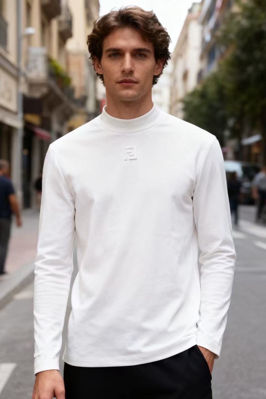 NO:610817,Fendi/Fe*di. 2025 new autumn fashion men's mid-collar bottoming shirt!  Luxury brand classic LOGO design on the chest!  Made of comfortable and warm fabric!  When you first pick it up, you can tell that it is very soft and feels great against the skin!  !  It is slim and not restrictive at the same time. Good craftsmanship and good fabrics can make the basic long-sleeved T-shirt not monotonous and make the outfit more fashionable. This can not only be worn as a base layer, but also will not look monotonous when worn alone. It is a must-have item in autumn and winter!  Counter sizes M-5XL, shipped the next day!  ,,fendi,tees,t-shirt,alexander wang19860909芬迪/Fe*di. 2025秋季新款时尚男士中领打底衫！胸前奢华品牌经典LOGO设计！采用舒适保暖面料！入手便知非常柔软上身亲肤感极好！！修身显瘦的同时又无束缚感,好工艺 好面料才能让基础款的长袖T恤不在单调,穿搭上多一份时 尚,这款不仅可以内搭打底,单穿亦不会显得单调,秋冬必备神器！专柜尺码M-5XL,隔天出货！,,fendi,tees，t-shirt,alexander wang,Men's clothing