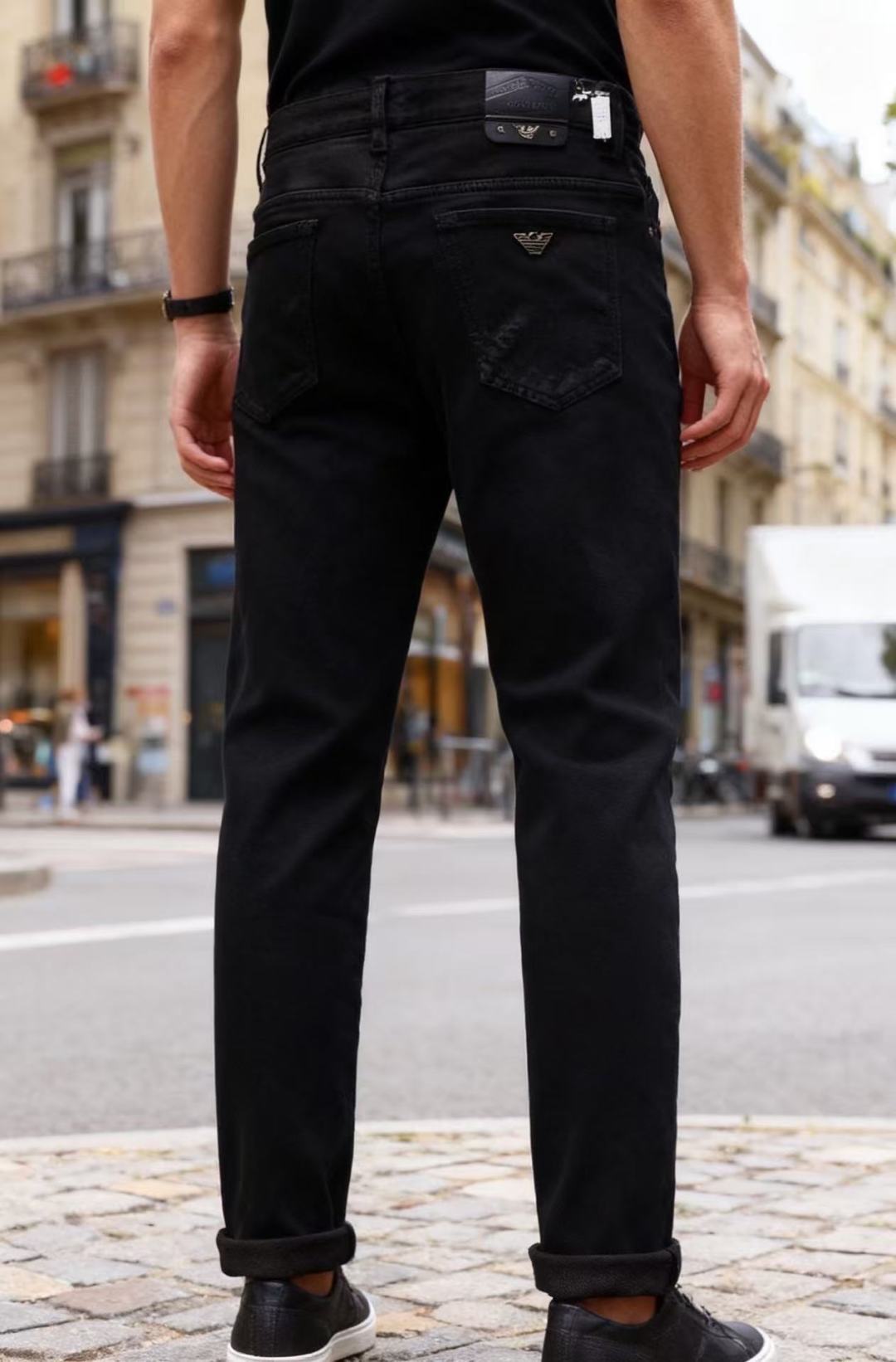 NO:613204,Armani. 2025 autumn new original high-end men's dark all-match casual jeans!  Luxurious classic brand Feiying LOGO accessories are very comfortable to wear, low-key yet luxurious, and look very classy. Needless to say, the style and cut of the pants. The upper body is exquisite and high-end, made of top-quality materials. The real denim is made of high-end top-quality washed denim fabrics, which are of outstanding quality. After heavy washing, the pants are very soft!  Don't be picky, the upper body is absolutely stylish and extremely luxurious. The counter sizes are 29-38, and 35 is available!  Ships next day!  ,,armani,jeans,alexander wang19860909阿玛尼. 2025秋季新款原单高端男士深色百搭休闲牛仔裤！奢华经典品牌飞鹰LOGO配饰 身穿着非常舒适 低调不失奢华 穿出去非常有档次 裤型款式和裁剪亦无需多言 上身精致跃然高档一等一顶级质料 真正殿堂级的牛仔布选用 高档顶级洗水牛仔面料,品质卓然,经过重水洗使得裤子很柔软！不挑人 上身绝对的有型 极度奢华. 专柜尺码 29-38,有35！隔天出货！,,armani,jeans,alexander wang,Men's clothing