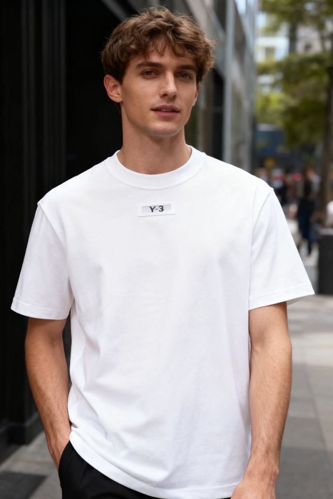 NO:610853,Y-3/Yoji Yamamoto. 2025 autumn new model!  Fashionable men's round neck and loose short sleeves are made of imported comfortable pure cotton fabric, a versatile tool that is indispensable in the wardrobe. It is a rare type on the market, soft and skin-friendly, and has a luxurious classic brand logo design. It is self-recognizable and flaunts its identity, both inside and outside. It combines warmth and comfort, has an excellent skin-friendly feel, and the color is good-looking for everyday use. It perfectly interprets the temperament of an urban man!  !  Must-have counter sizes for autumn and winter, M-5XL, shipped the next day!  ,,T-shirt,alexander wang19860909Y-3/山本耀司. 2025秋季新款！时尚男士圆领宽松短袖采用进口舒适纯棉面料衣橱里不可或缺的百搭利器,市面罕见类型,柔软亲肤,奢华经典品牌logo设计 自带辨识度 标榜身份,内外兼修 集保暖与舒适于一身,亲肤感极佳,配色日常又好看,完美诠释都市型男气质！！秋冬必备专柜尺码M-5XL,隔天出货！,,T-shirt,alexander wang,Men's clothing