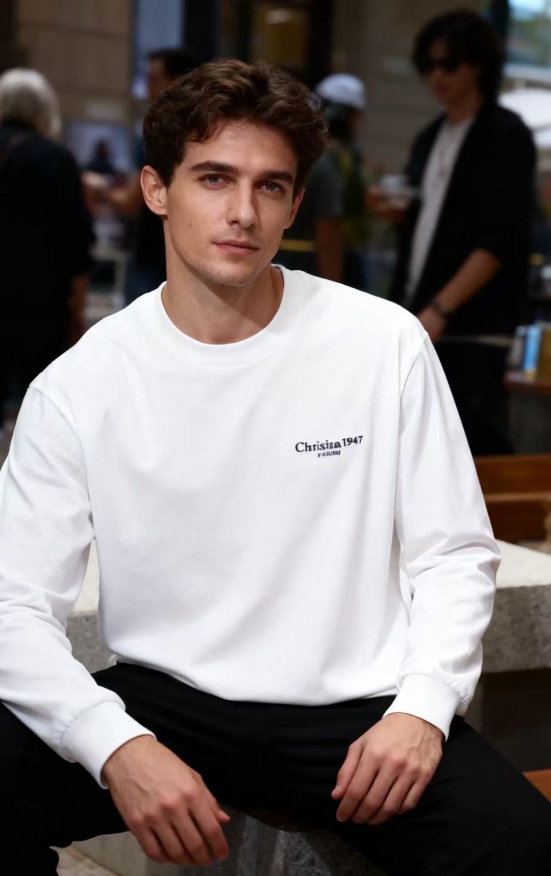 NO:610847,Christian D*or. 2025 new autumn and winter men's long-sleeved sweatshirt with classic round neck design!  Made of comfortable and warm fabric!  The upper body is versatile and has a luxurious classic letter logo pattern on the chest. The design style has both a street feel and a high-end feel. It is suitable for daily casual wear and reflects the brand's integration of urban fashion based on outdoor genes. Sizes M-5XL, shipped the next day!  ,,dior,hoodie,sweatshirts,alexander wang19860909迪奥/Christian D*or. 2025秋冬新款男士长袖卫衣经典圆领设计！采用舒适保暖面料！上身百搭胸前奢华经典字母Logo图案,设计风格街头感与高级感兼具,适合日常休闲穿搭,体现了品牌在户外基因基础上对都市时尚的融合.尺码M-5XL,隔天出货！,,dior,hoodie,sweatshirts,alexander wang,Men's clothing