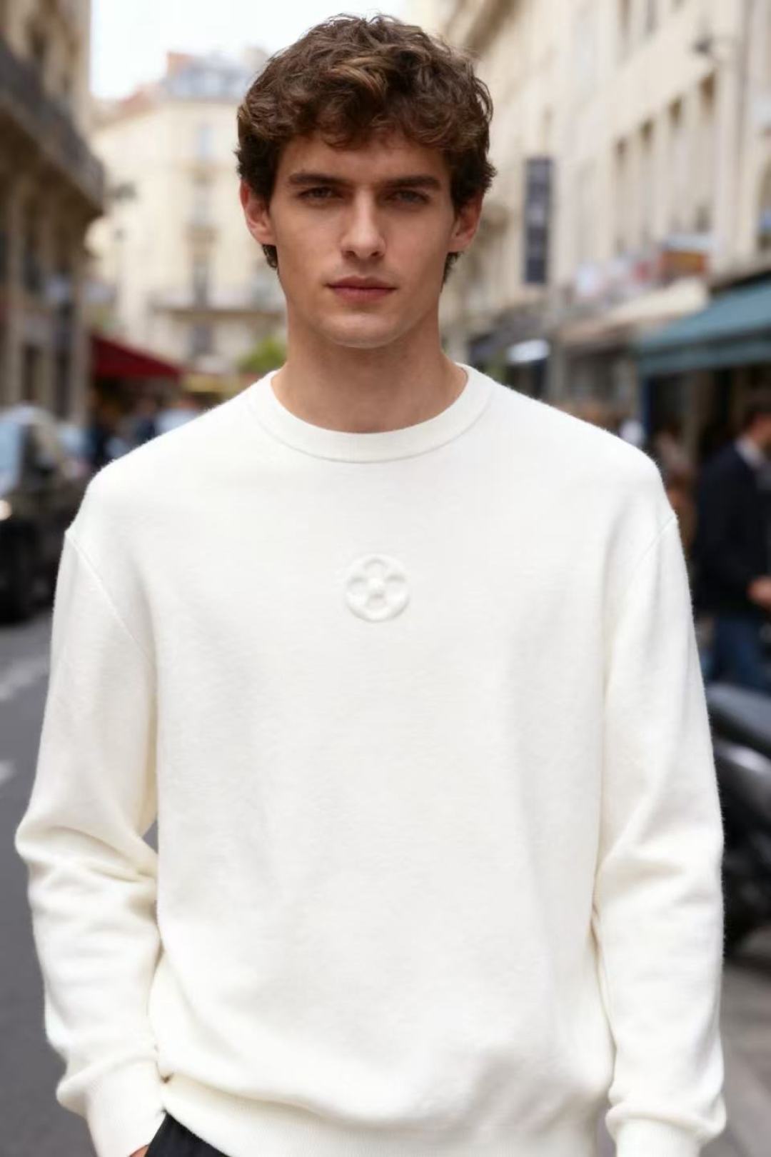 NO:610851,Louis Vuitt*/Louis Vuitt*n. 2025 new autumn men’s long-sleeved cardigan is exclusively presented!  The luxury brand LOGO is paired with a sweater that is super versatile and in line with the aesthetic tone. The most basic style has a minimalist and low-key luxury style. In the fashion industry, the simpler the item, the easier it is to show a high-end fashion sense. The customer-supplied wool blended fabric is soft and comfortable to the touch, and has excellent skin-friendliness. It is a very fashionable style for reducing age, a must-have item!  Sizes 48-56, shipped next day!  ,,louis vuitton,louis vuitton,sweaters,alexander wang19860909路易威*/Louis Vuitt*n. 2025秋季新品男士长袖羊毛衫独家呈现！奢华品牌LOGO搭配超级百搭极符合美学基调的一款毛衣,最基础的款式以极简低调的奢华风格,在时尚界越简单的单品,越极易彰显出高级时髦感,客供羊毛混纺面料触感柔软舒适,亲肤性极佳,极具减龄时髦款式,必入单品！尺码48-56,隔天出货！,,louis vuitton,louis vuitton,sweaters,alexander wang,Men's clothing