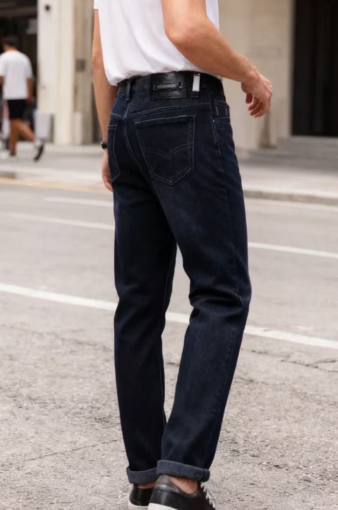 NO:610826,Dolce & Gabbana. 25 new autumn fashion men's original high-end casual jeans!  Luxurious classic customized letter LOGO accessories. Very comfortable to wear. Low-key yet luxurious. Very classy to wear. Needless to say the trousers style and tailoring. The upper body is exquisite and high-end, made of top-quality materials. Really palace-level denim is made of high-end top-quality washed denim fabrics. The quality is outstanding. After heavy washing, the pants are very soft!  Don't be picky, the upper body is absolutely stylish and extremely luxurious. The counter sizes are 29-36, and 35 is available!  Ships next day!  ,,Dolce&Gabbana,jeans,alexander wang19860909杜嘉班纳. 25秋季新款时尚男士原单高端休闲牛仔裤！奢华经典定制字母LOGO配饰 身穿着非常舒适 低调不失奢华 穿出去非常有档次 裤型款式和裁剪亦无需多言 上身精致跃然高档一等一顶级质料 真正殿堂级的牛仔布选用 高档顶级洗水牛仔面料,品质卓然,经过重水洗使得裤子很柔软！不挑人 上身绝对的有型 极度奢华. 专柜尺码29-36,有35！隔天出货！,,Dolce&Gabbana,jeans,alexander wang,Men's clothing