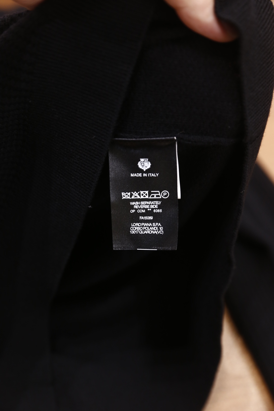 🔥lP🆕.2025秋季新品男士长袖羊毛衫👍🏼独家呈现！奢华品牌LOGO搭配✅超级百搭极符合美学基调的一款