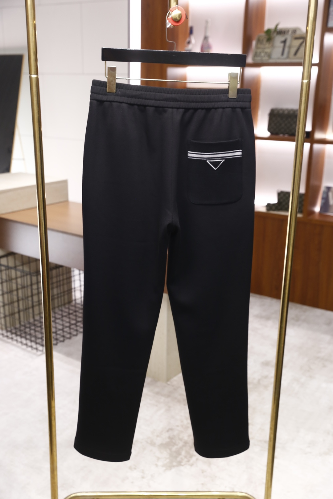 🔥普拉*/Pr*da.25秋季新品时尚男士休闲卫裤，采用进口高档顶级定制棉面料，奢华经典品牌三角标log