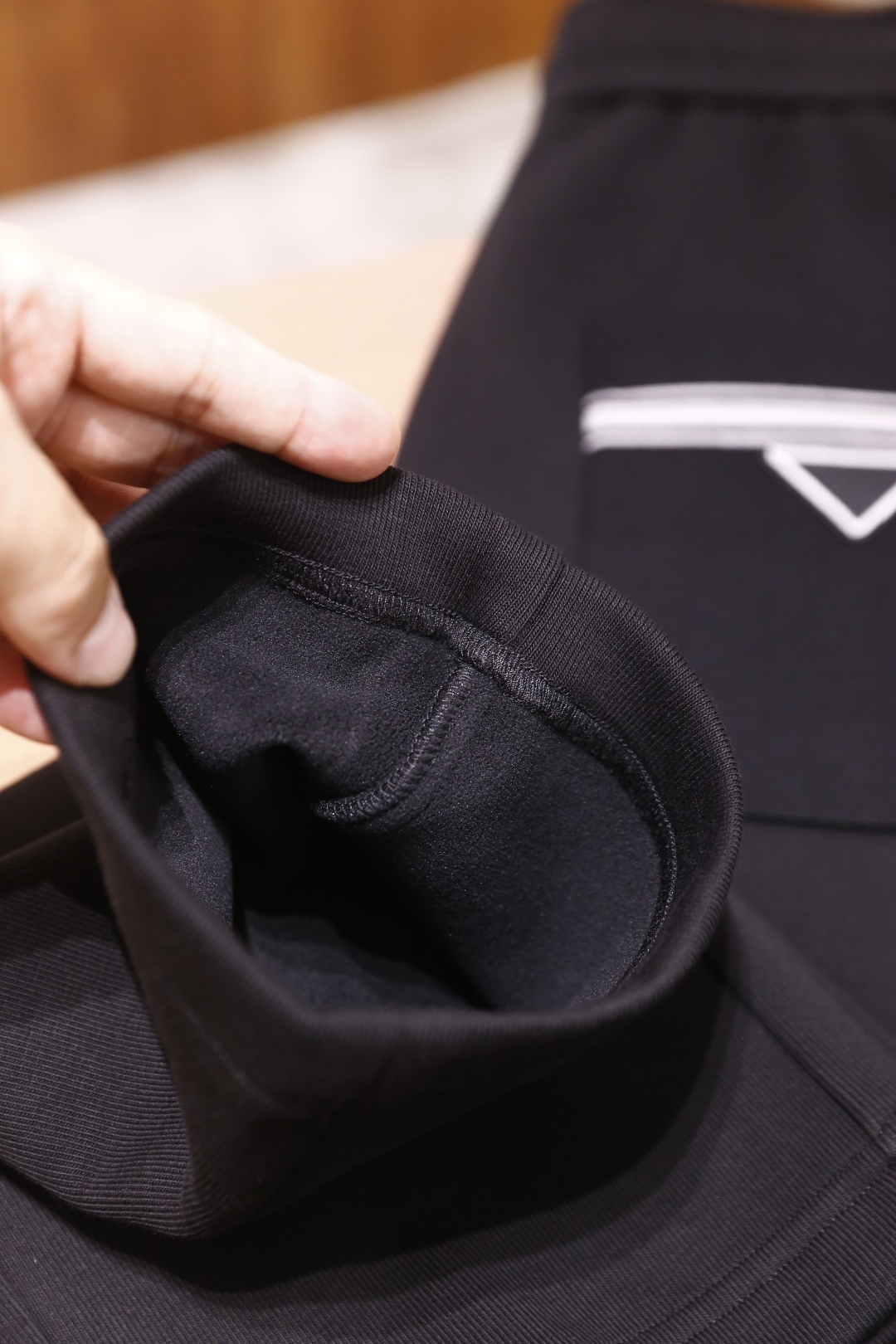 🔥普拉*/Pr*da.25秋季新品时尚男士休闲卫裤，采用进口高档顶级定制棉面料，奢华经典品牌三角标log