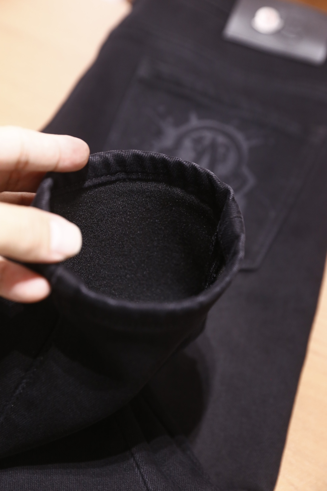 🔥蒙口/Mon*ler.25秋季新品时尚男士牛仔裤👖采用客供水洗弹力牛仔裤！奢华经典品牌Logo设计！时