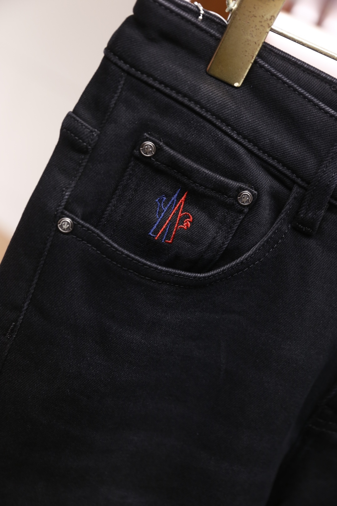 🔥蒙口/Mon*ler.25秋季新品时尚男士牛仔裤👖采用客供水洗弹力牛仔裤！奢华经典品牌Logo设计！时