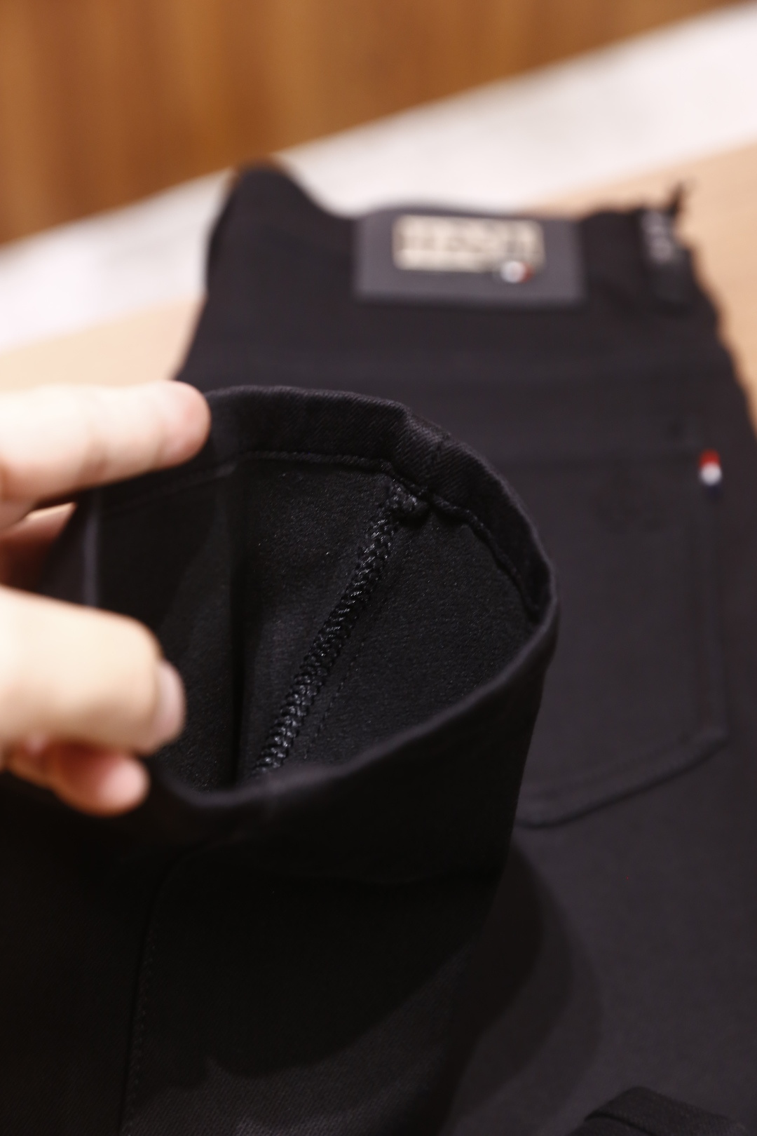 🔥普拉*/Pr*da.2025秋季新款原单高端男士深色百搭休闲牛仔裤！奢华经典品牌字母LOGO配饰 身穿