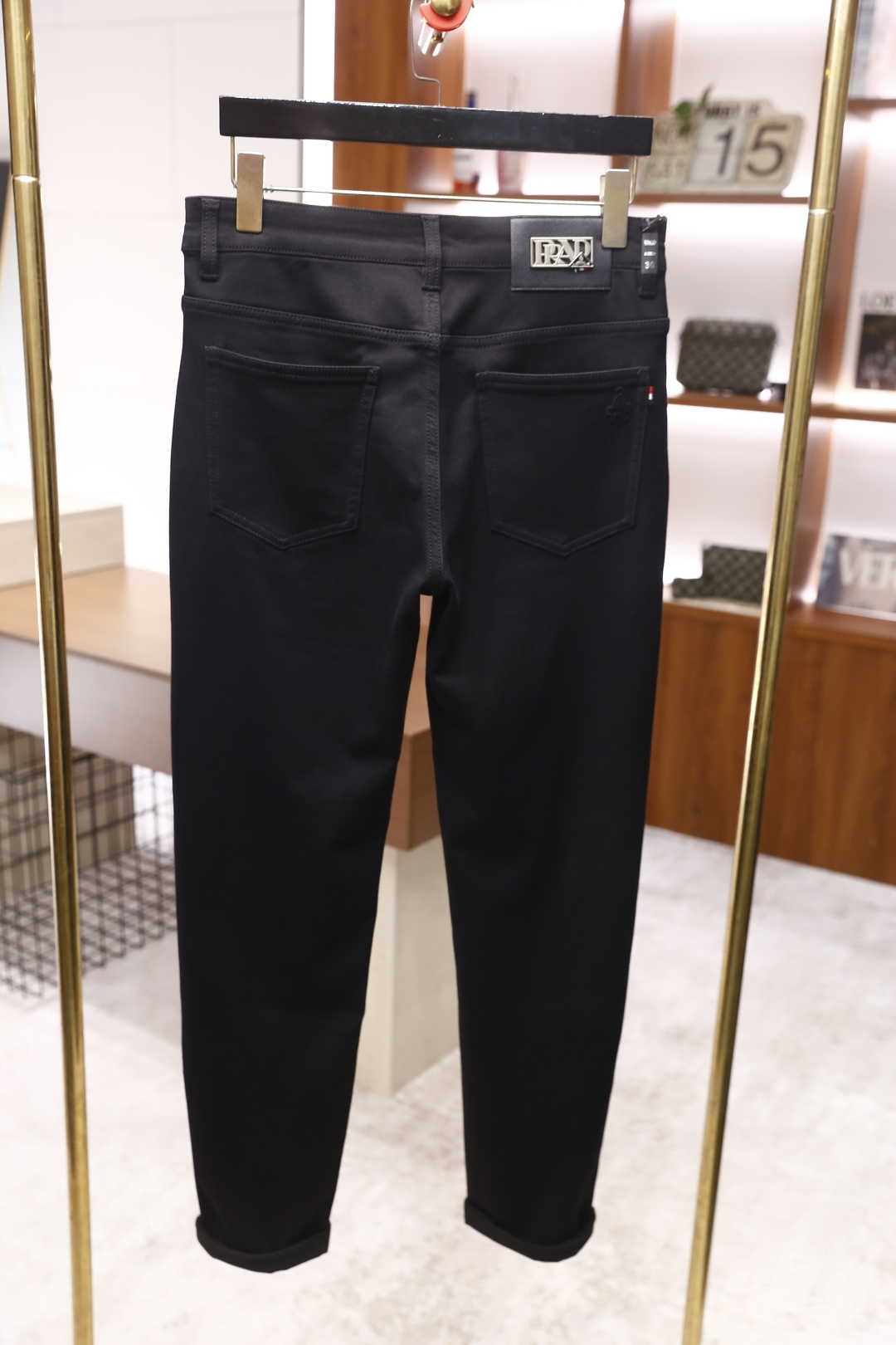 🔥普拉*/Pr*da.2025秋季新款原单高端男士深色百搭休闲牛仔裤！奢华经典品牌字母LOGO配饰 身穿