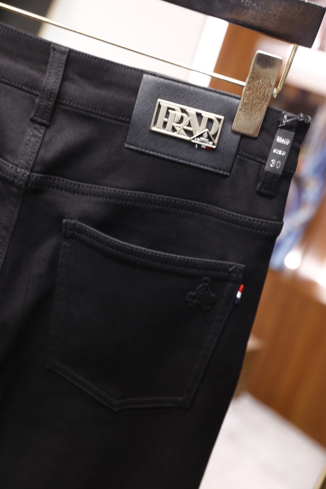 🔥普拉*/Pr*da.2025秋季新款原单高端男士深色百搭休闲牛仔裤！奢华经典品牌字母LOGO配饰 身穿