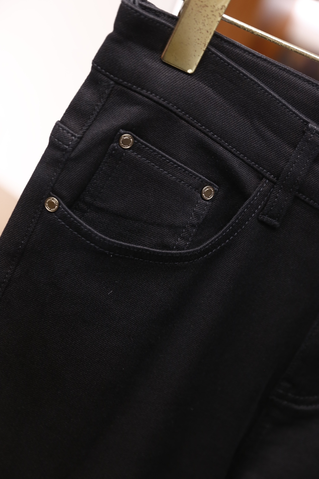 🔥普拉*/Pr*da.2025秋季新款原单高端男士深色百搭休闲牛仔裤！奢华经典品牌字母LOGO配饰 身穿