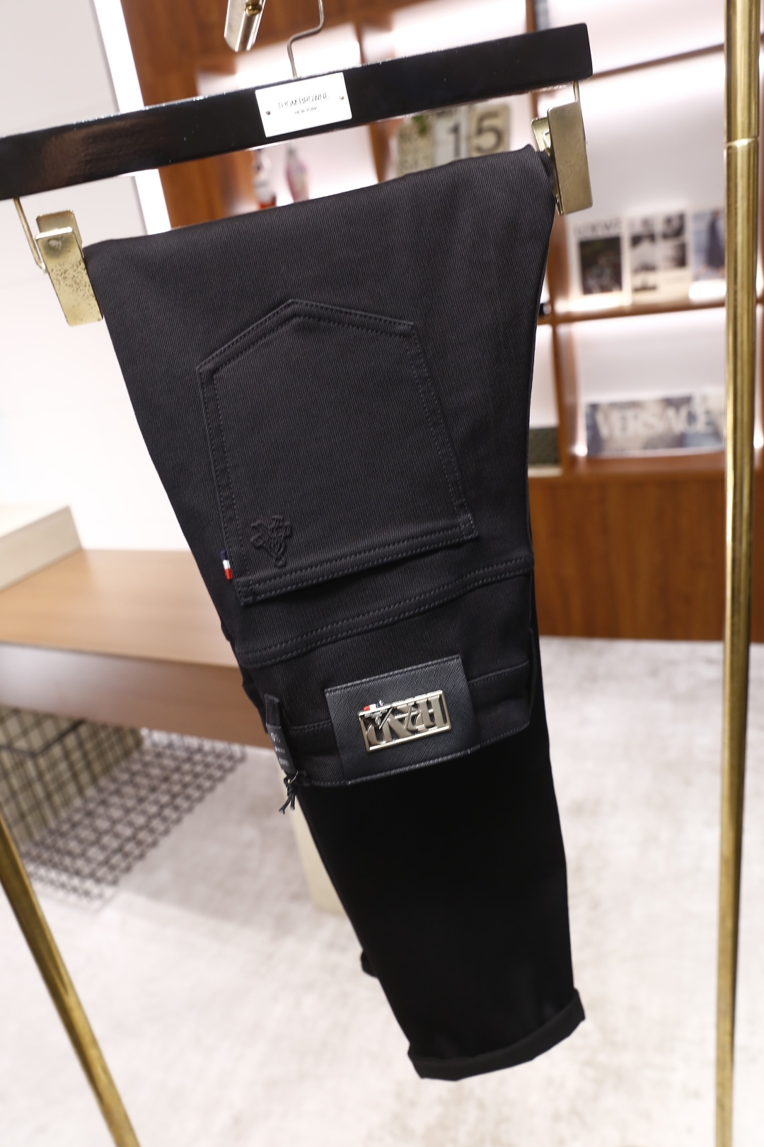 🔥普拉*/Pr*da.2025秋季新款原单高端男士深色百搭休闲牛仔裤！奢华经典品牌字母LOGO配饰 身穿