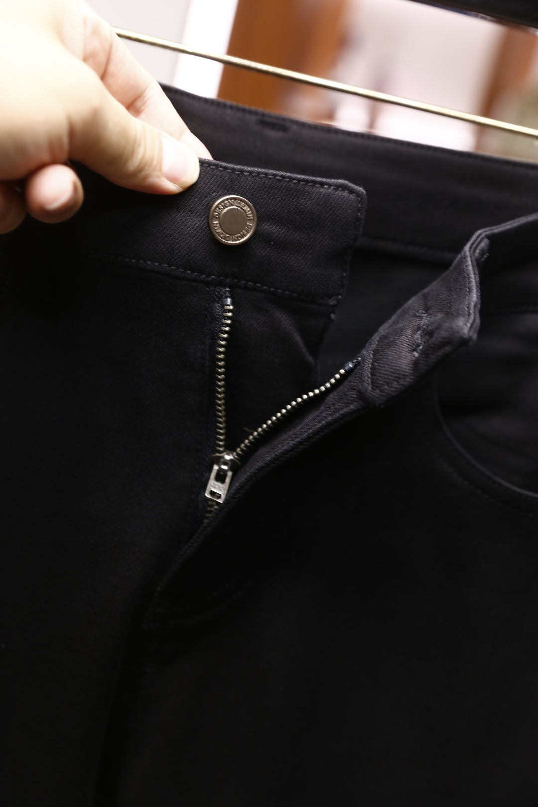 🔥普拉*/Pr*da.2025秋季新款原单高端男士深色百搭休闲牛仔裤！奢华经典品牌字母LOGO配饰 身穿